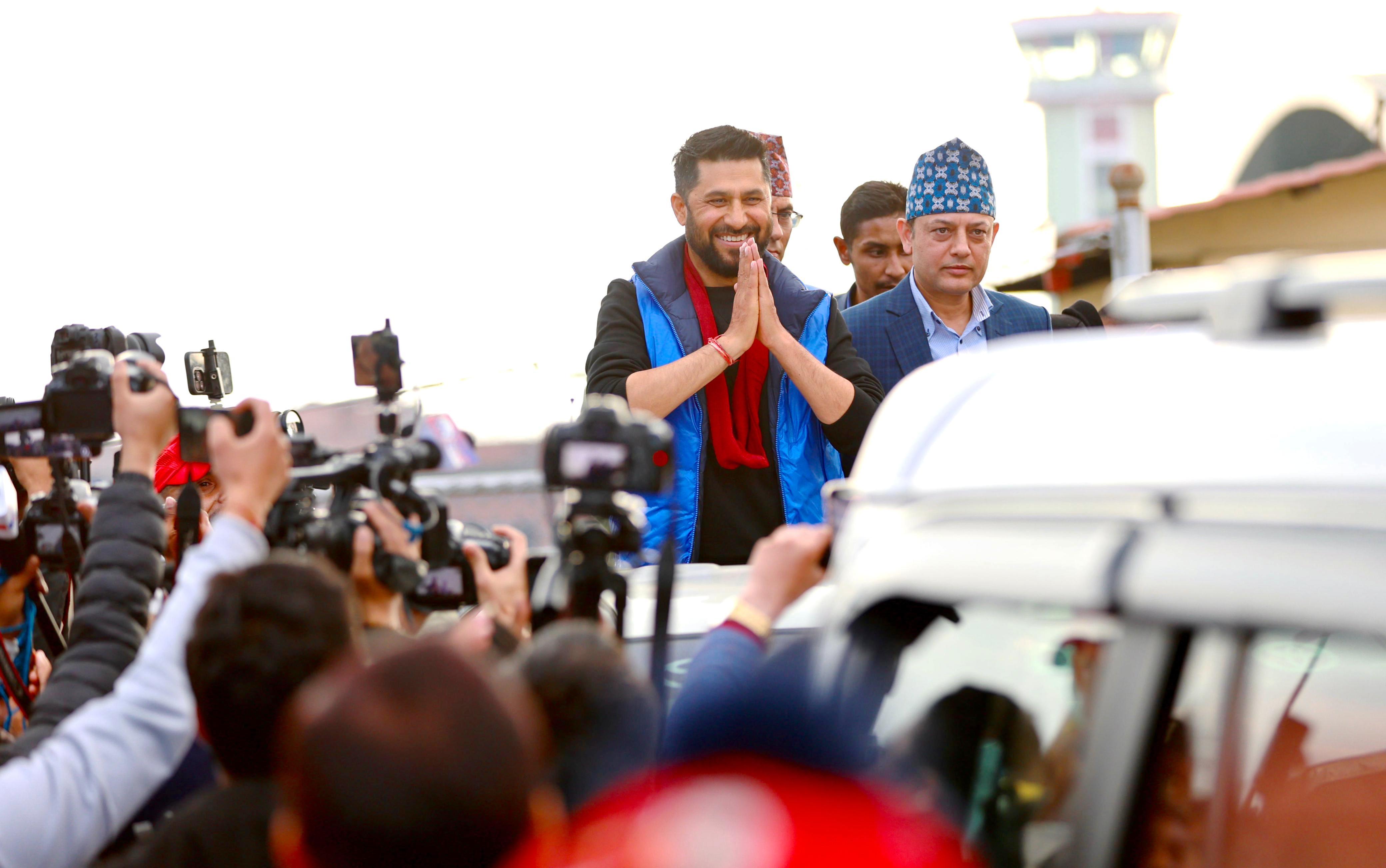 काठमाडौं आइपुगे रास्वपा सभापति रवि लामिछाने