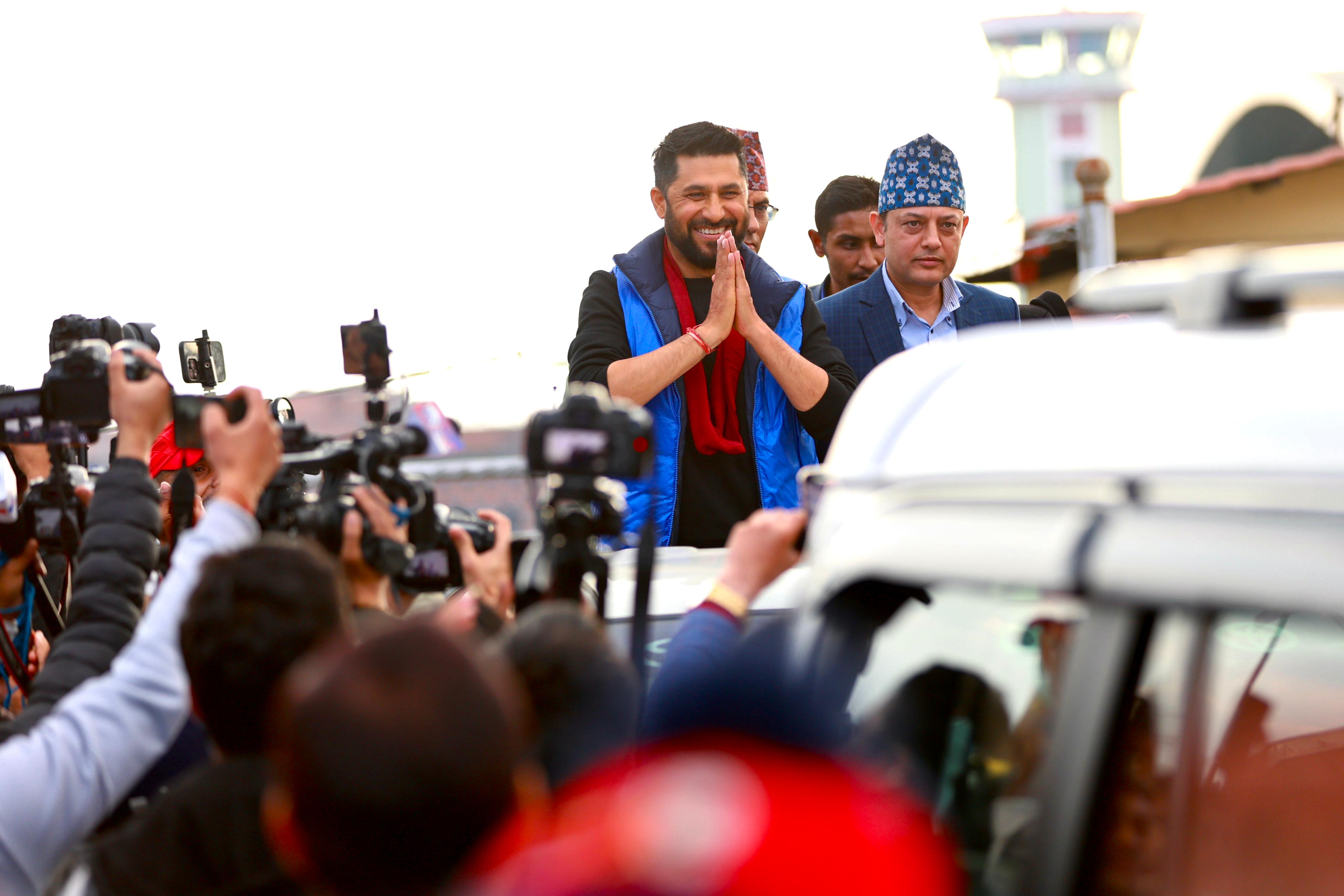 आज पार्टी कार्यालय जाँदै रवि लामिछाने