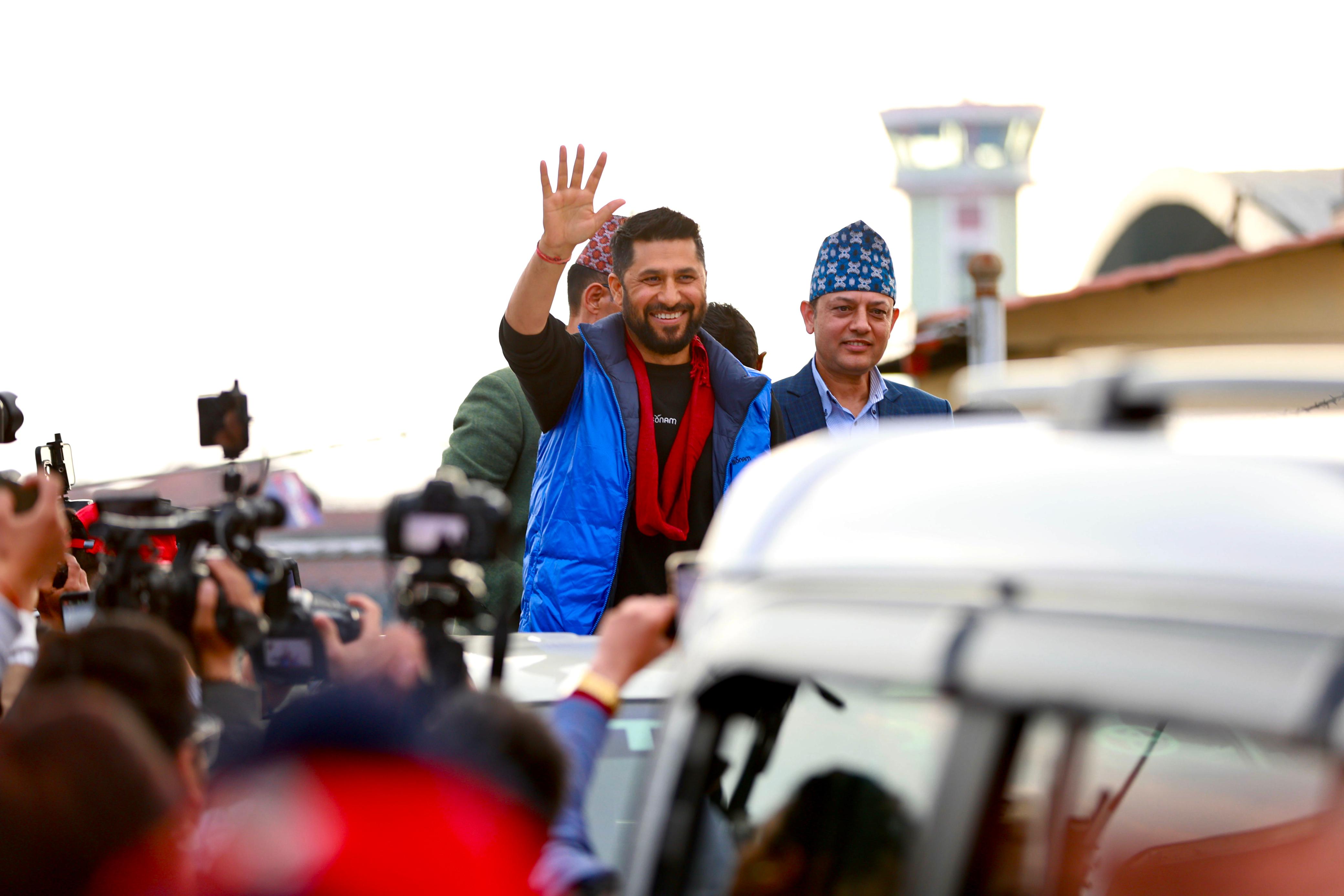 काठमाडौं आइपुगेका रास्वपा सभापति लामिछानेलाई विभानस्थलमा समर्थकहरूले गरे भव्य स्वागत (तस्वीरसहित)