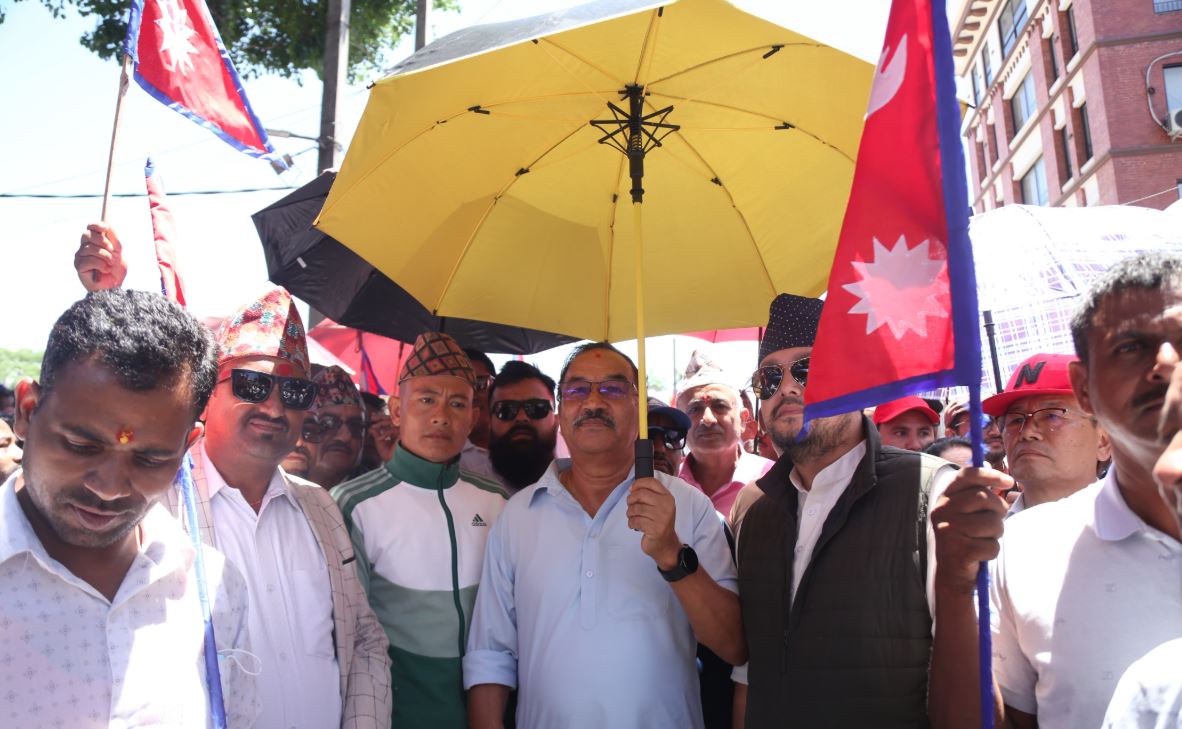 सिफलबाट कमल थापा र नवराज सुवेदीको नेतृत्वमा अघि बढ्यो राजावादीहरूको जुलुस (तस्वीरहरू)