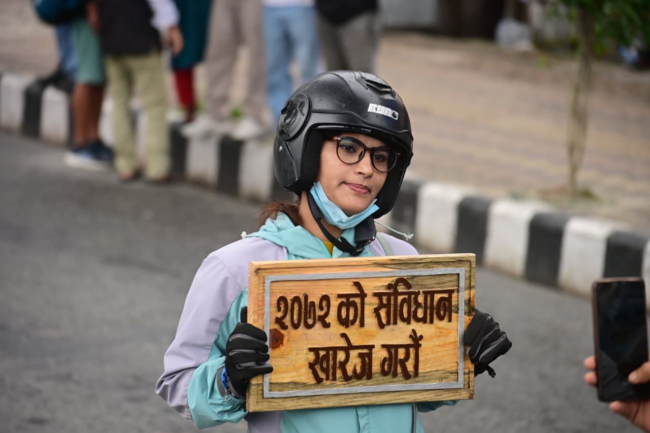'संविधान मान्दैनौँ, राजाबाहेक जान्दैनौँ भन्दै प्रदर्शन (तस्वीरहरू)