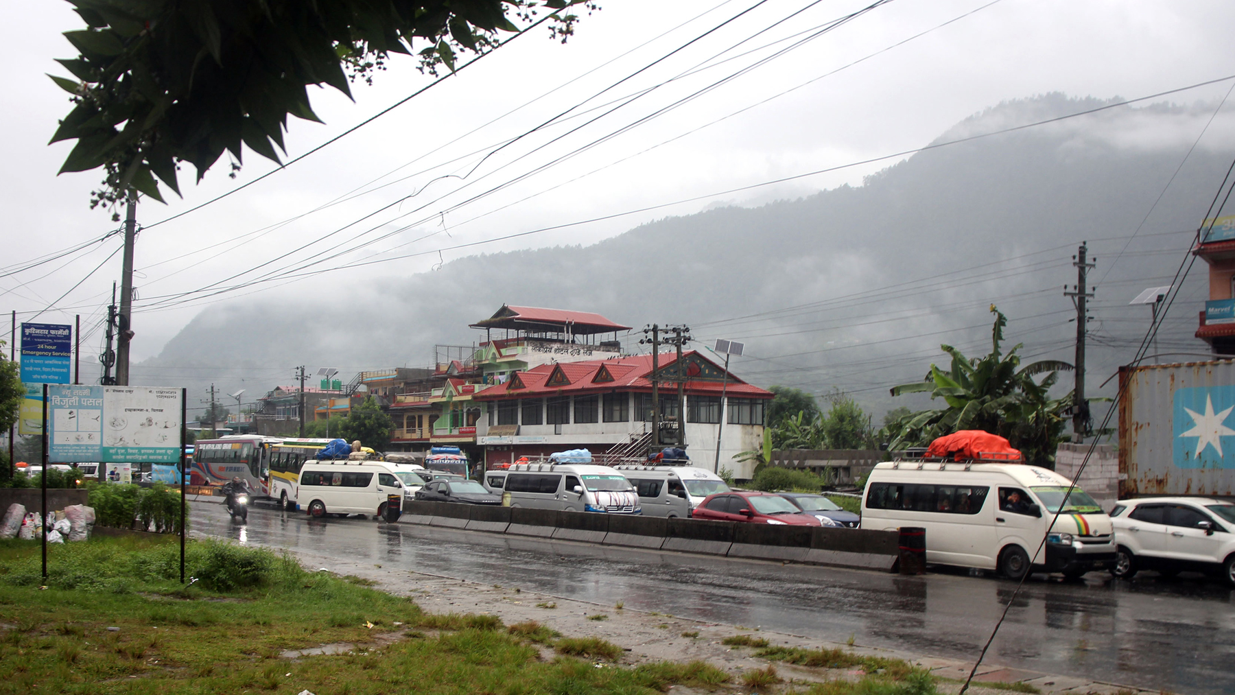 वर्षाका कारण मुख्य राजमार्गहरू अवरुद्ध, कोशी र बागमतीका सडकमा आवागमन प्रभावित