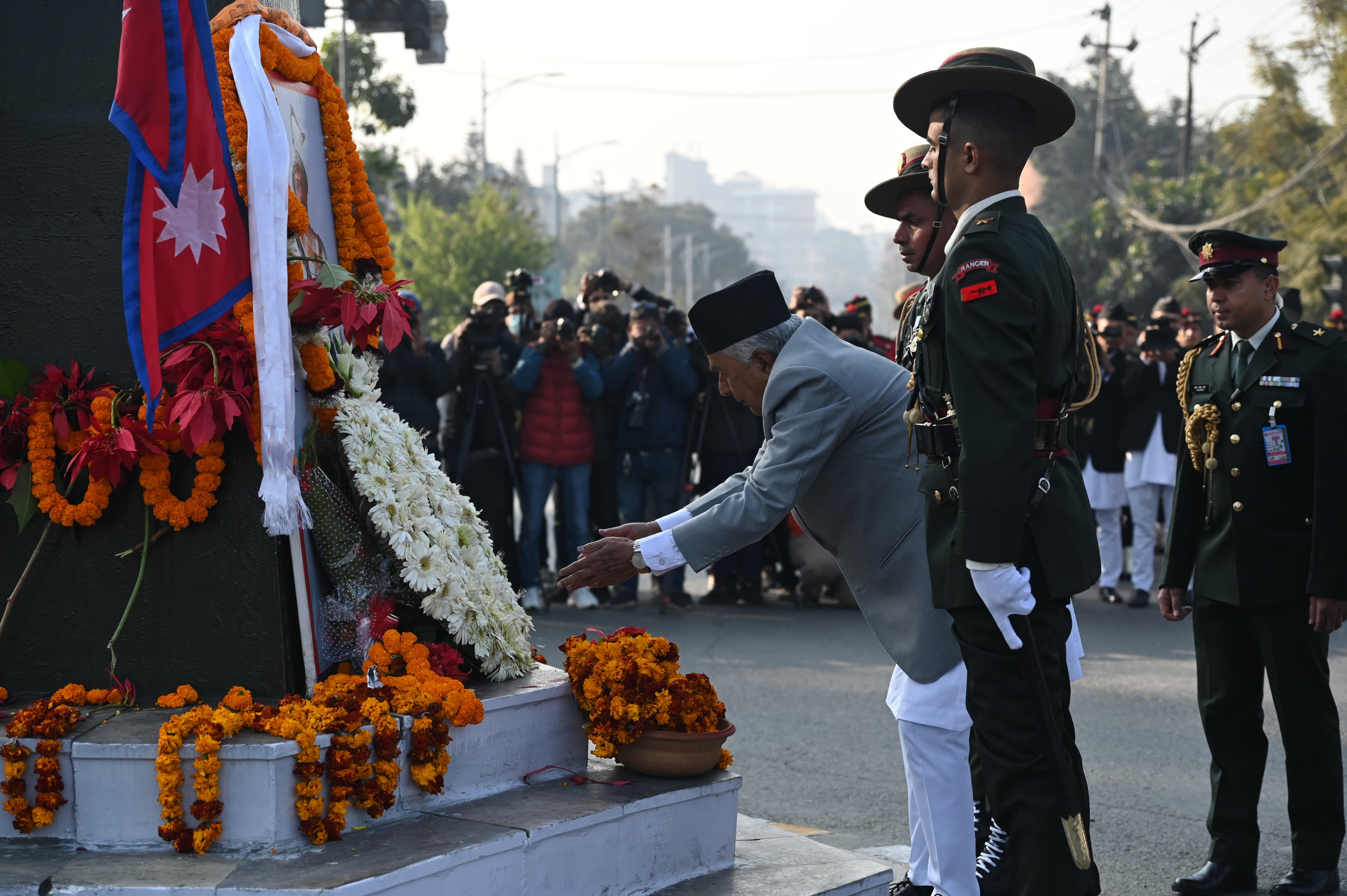 राष्ट्रपति पौडेलले गरे पृथ्वीनारायण शाहको सालिकमा माल्यार्पण 