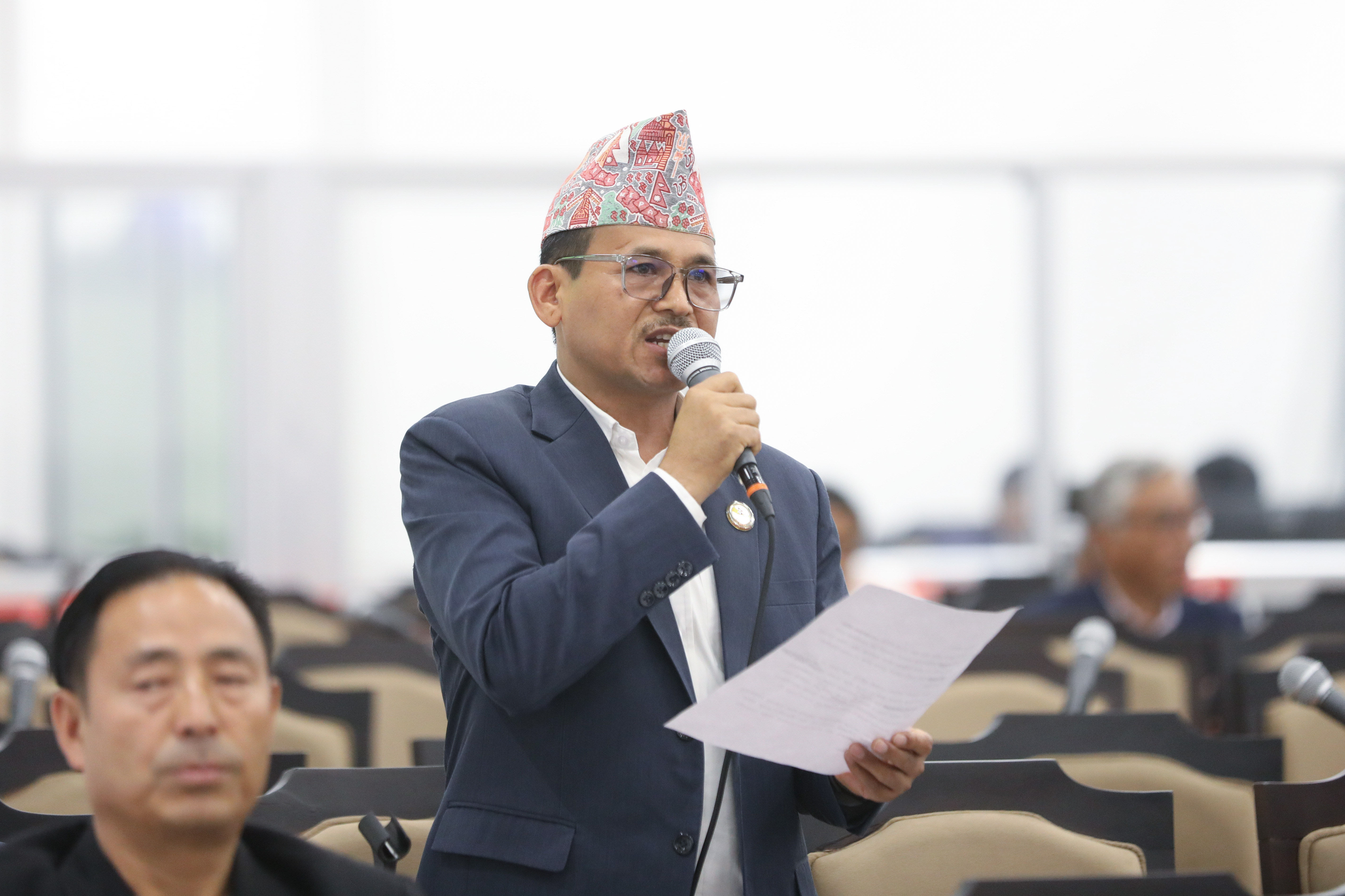 ‘घरमै पासपोर्ट’ भन्ने सरकारलाई सांसद मल्लको व्यंग्य– लाइन नै घरसम्म पुग्यो
