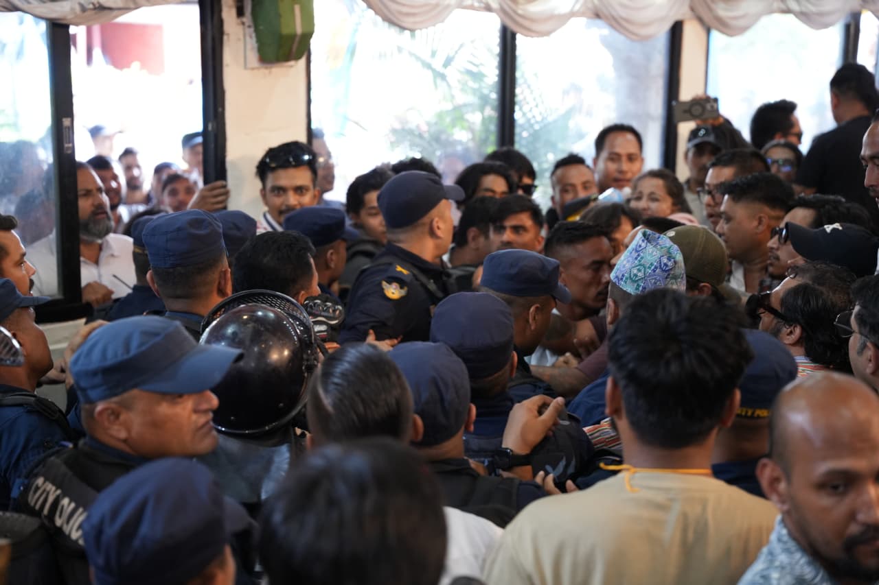 राप्रपाको युवा संगठनको काठमाडौं अधिवेशनमा हात हालाहाल (तस्वीरहरू)