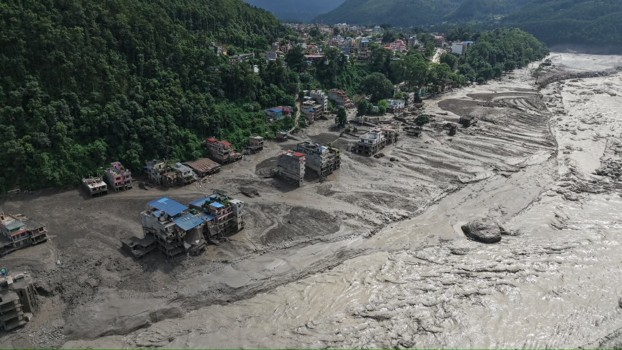 रसुवा बाढी : १०१ विदेशीसहित ६९६ जनाको हवाई उद्धार