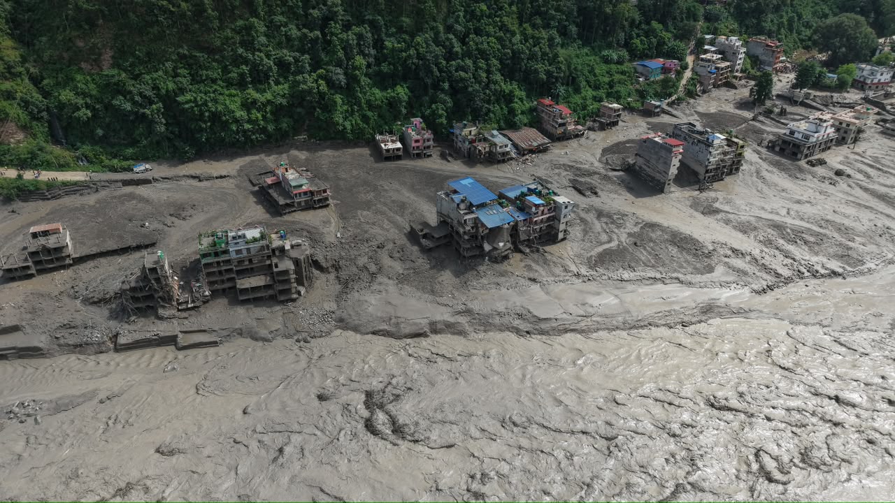 पालिका भवन बगायो, उपाध्यक्ष र वडाध्यक्ष बेपत्ता,  गोसाइँकुण्डमा कति हराए थाहै छैन