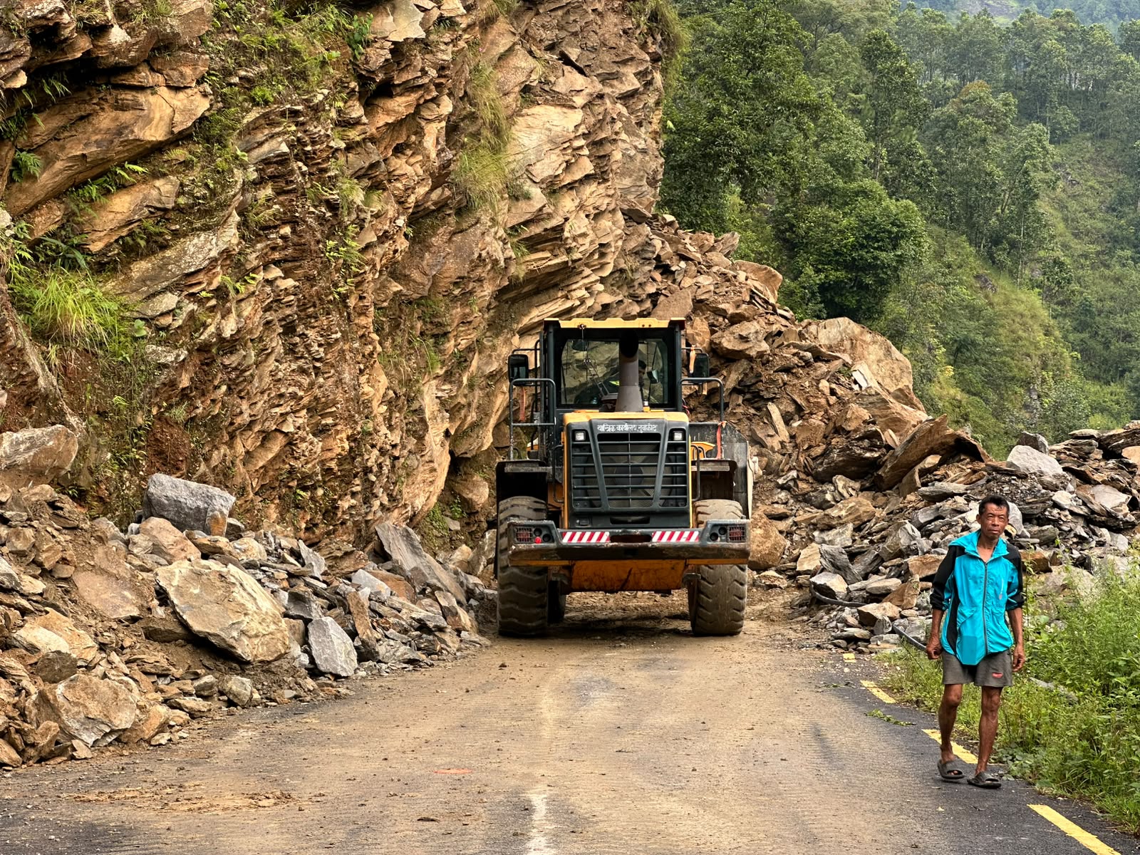 रसुवा भोर्ले बजारको पहिरो हटाइयो, १७ घण्टापछि खुल्यो नुवाकोट–धुन्चे सडक