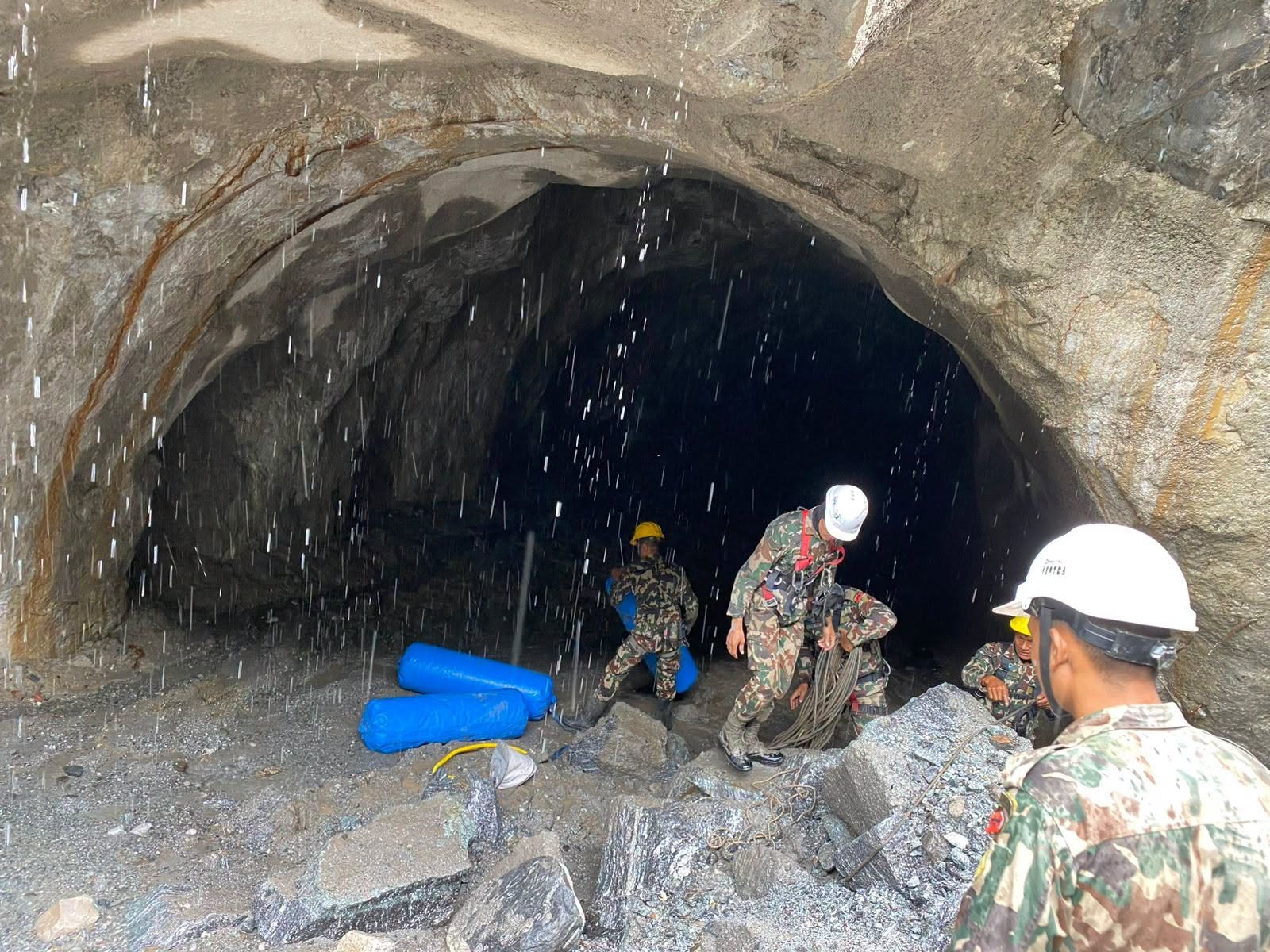 लाङटाङ हाइड्रोका प्राविधिकले खोले सुरुङ, सेनाले निकाल्यो दुई जनाको शव
