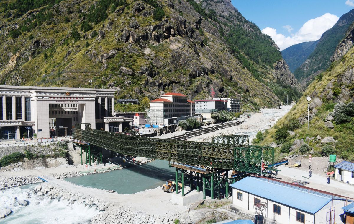 नेपाल–चीन जोड्‌ने ल्हेन्दे खोलाको मितेरी पुलको पुनर्निर्माण अन्तिम चरणमा