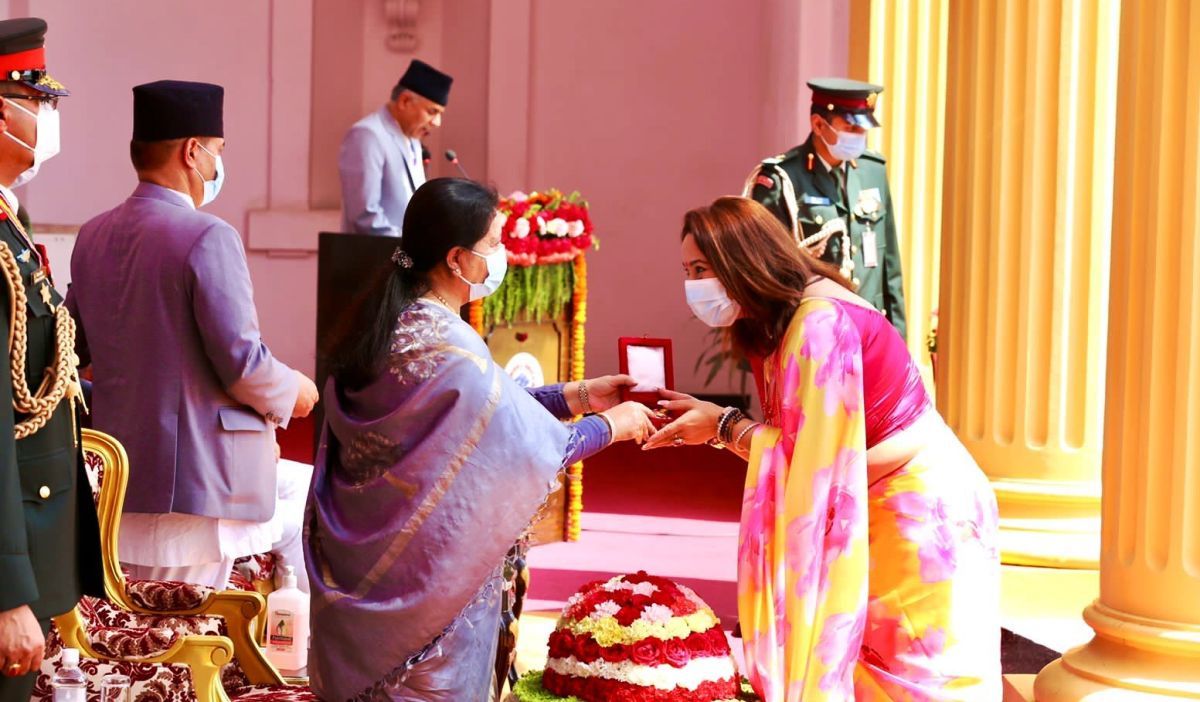 मेगा बैंककी कामु सीईओ रविना देशराज श्रेष्ठ प्रबल जनसेवाश्री (चतुर्थ) बाट विभूषित