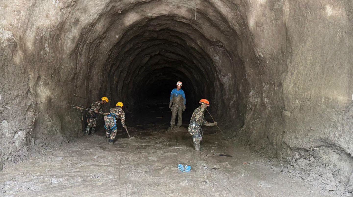 नेपाली सेनाद्वारा एक दिनमै ११९ जनाको उद्धार, टनेलमा खोजी जारी