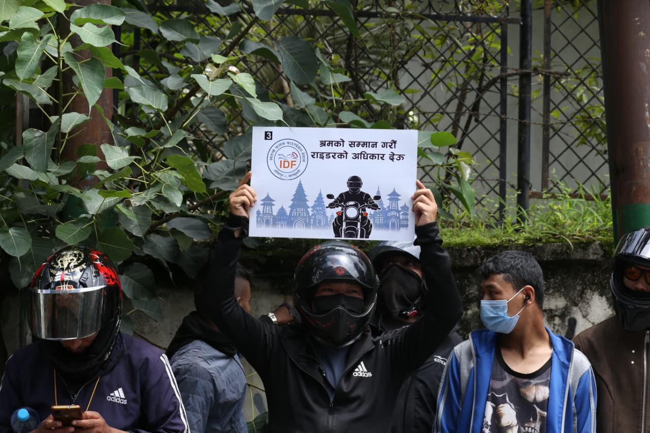 कमिसन घटाउन माग गर्दै इन्ड्राइभ चालकको प्रदर्शन (तस्वीरहरू)
