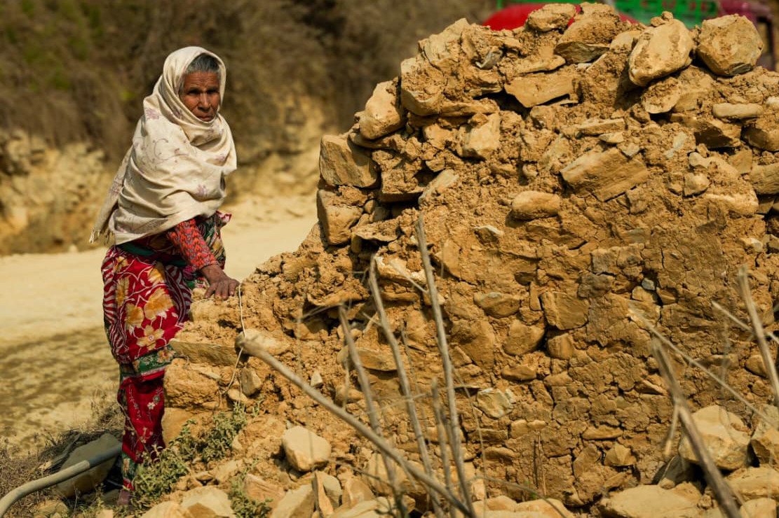 काभ्रेको रोशीमा गतवर्षको बाढीको प्रभाव उस्तै, छैन चुनावी चहलपहल [तस्वीरहरू]