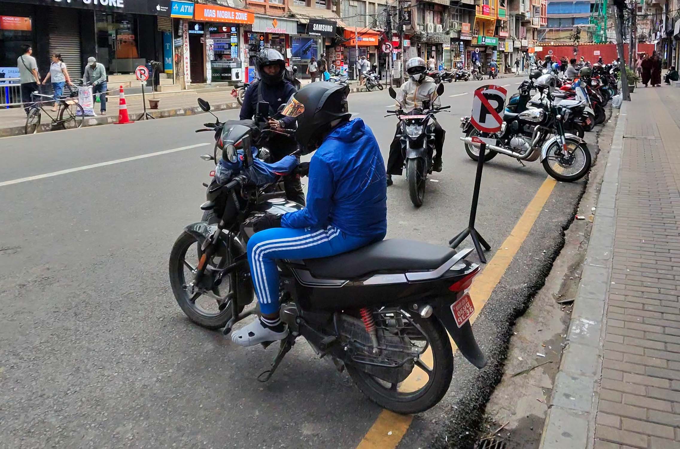 ‘गणेश नेपाली प्रकरण’पछि सडकबाट हराए नगरप्रहरी, अव्यवस्थित पार्किङ फेरि बढ्यो (तस्वीरहरू)