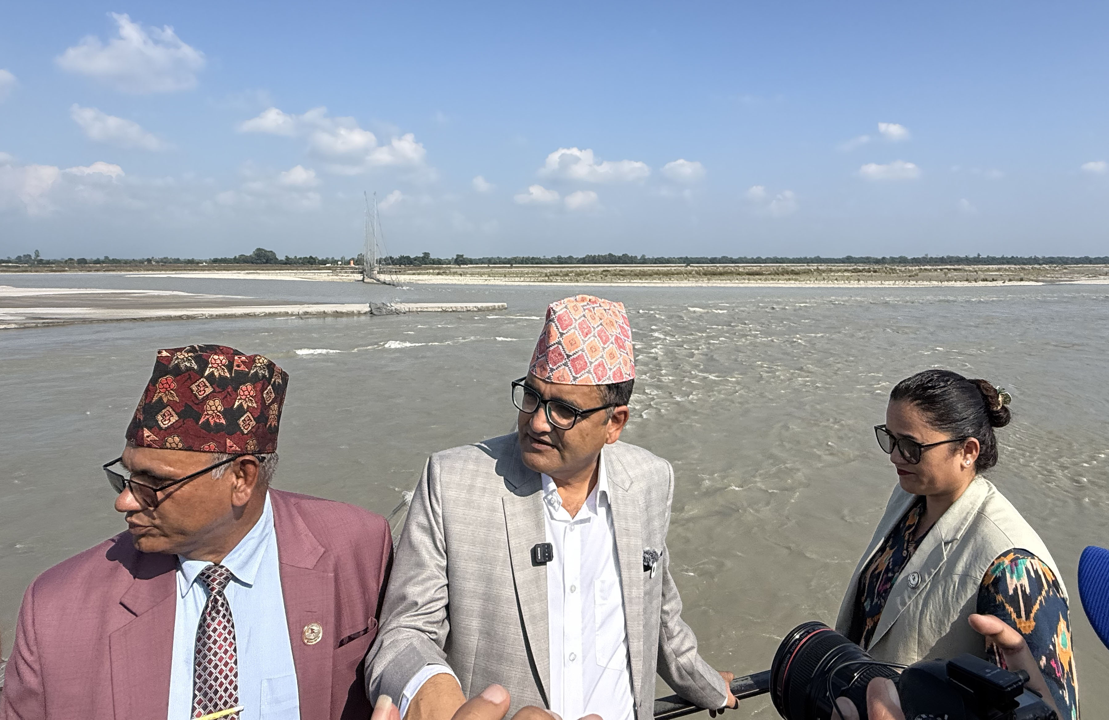 भत्किएको दोधारा–चाँदनी झोलुंगे पुलकाे अनुगमनमा सुदूरपश्चिमका मुख्यमन्त्री भट्ट
