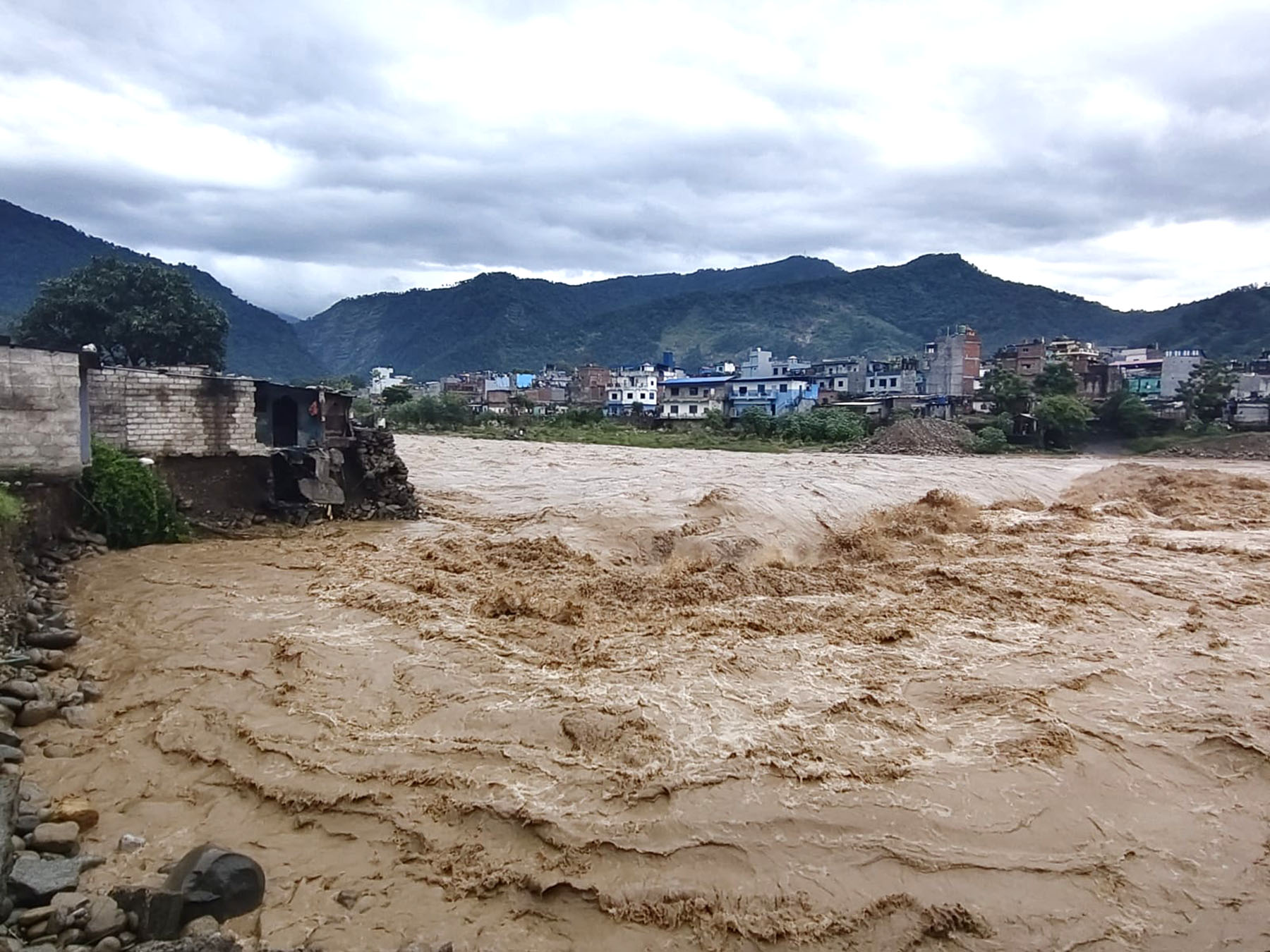 भारी वर्षापछि आएको बाढीपहिरोले लियो २७ जनाको ज्यान, १ हजार बढी परिवार प्रभावित