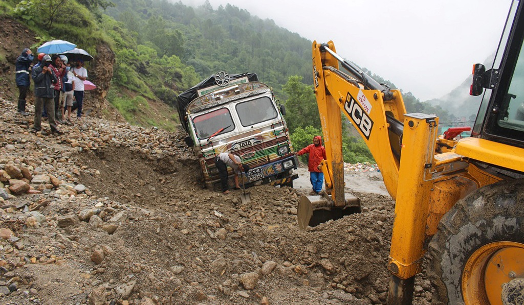 सार्वजनिक यातायात खुले, तर खुलेनन् म्याग्दीका सडक