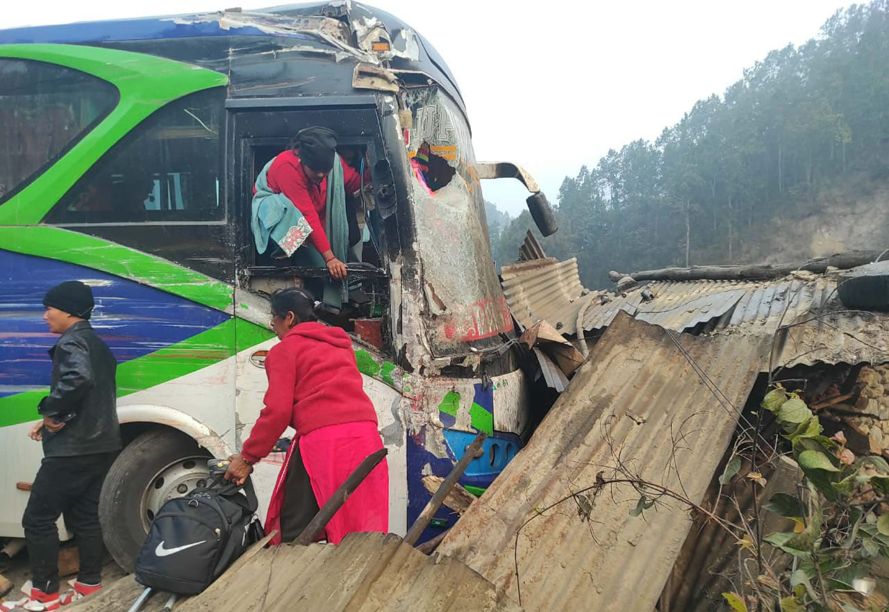 धादिङमा बस दुर्घटना, पसलमा चिया पिइरहेका व्यक्तिको मृत्यु