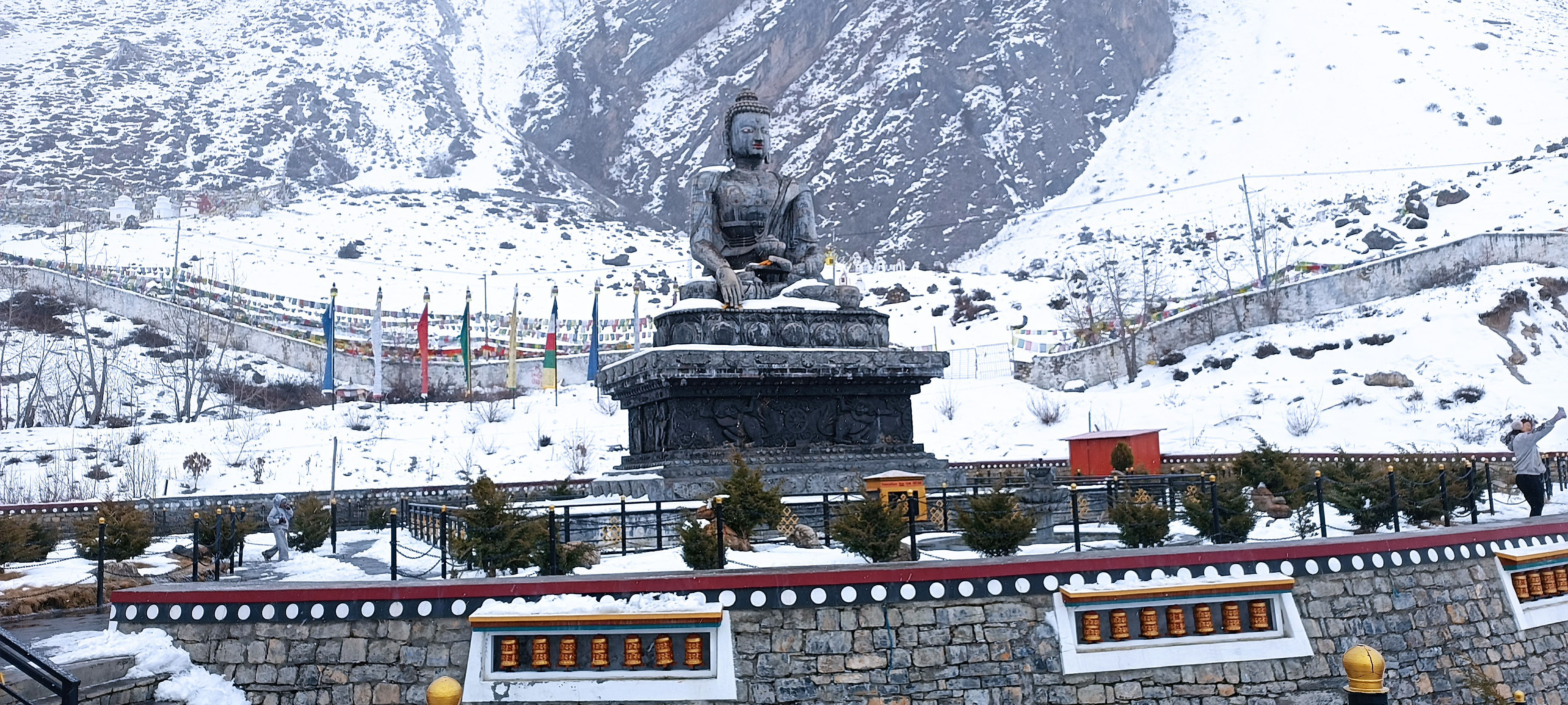 मुस्ताङमा हिमपात, ९ तस्वीरमा हेर्नुहोस् मुक्तिनाथ मन्दिर क्षेत्र