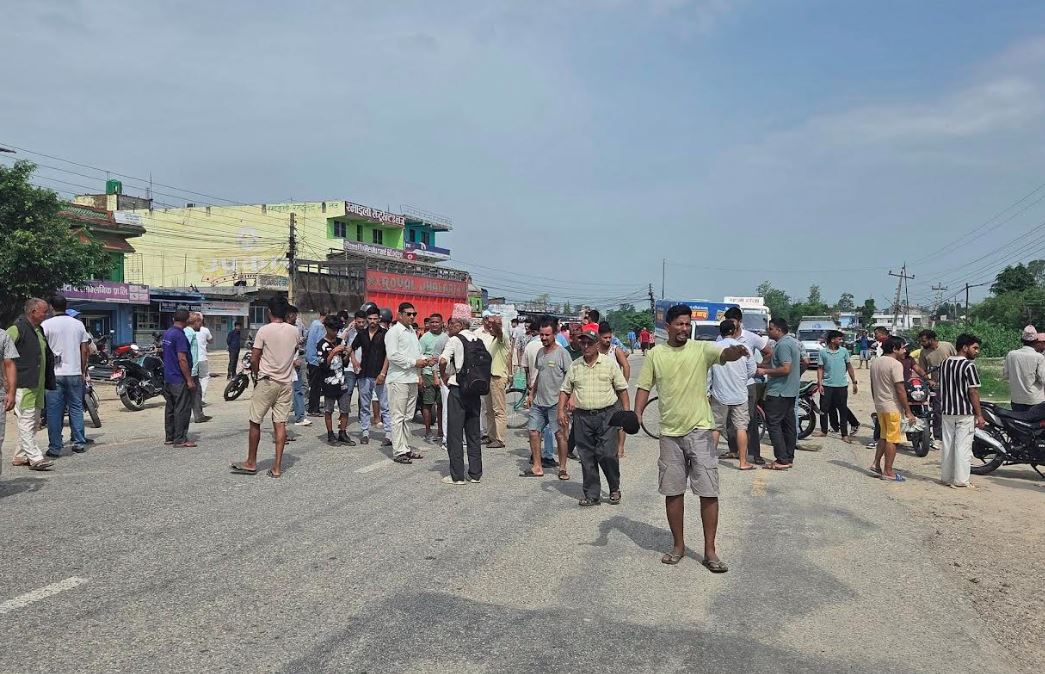 प्रहरीले चलाएको मोटरसाइकलको ठक्करबाट एक जनाको मृत्यु, पूर्व-पश्चिम राजमार्ग अवरुद्ध