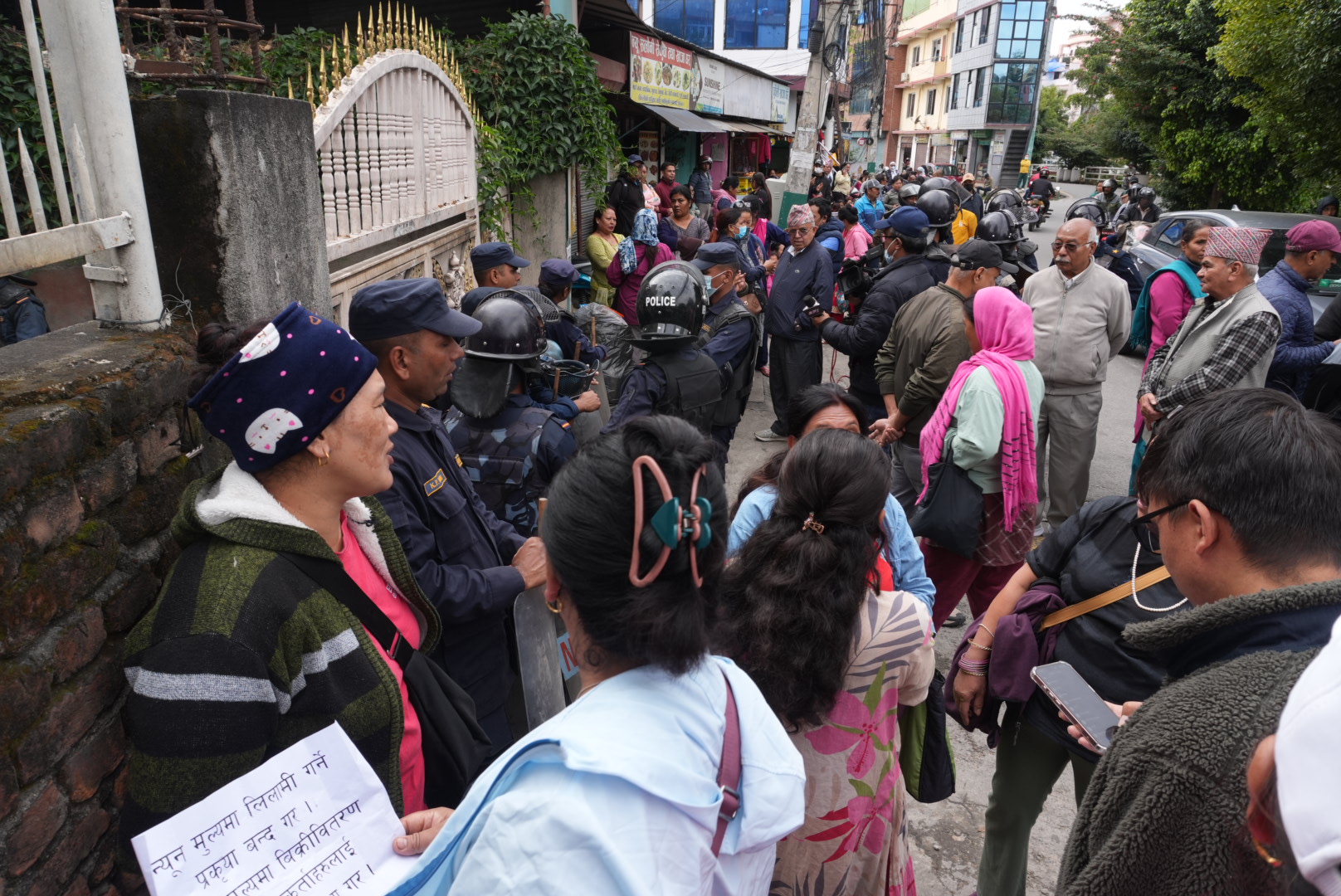 बुद्धनगरस्थित समस्याग्रस्त सहकारी व्यवस्थापन समितिको कार्यालयमा पीडितहरूको प्रदर्शन (तस्वीरहरू)