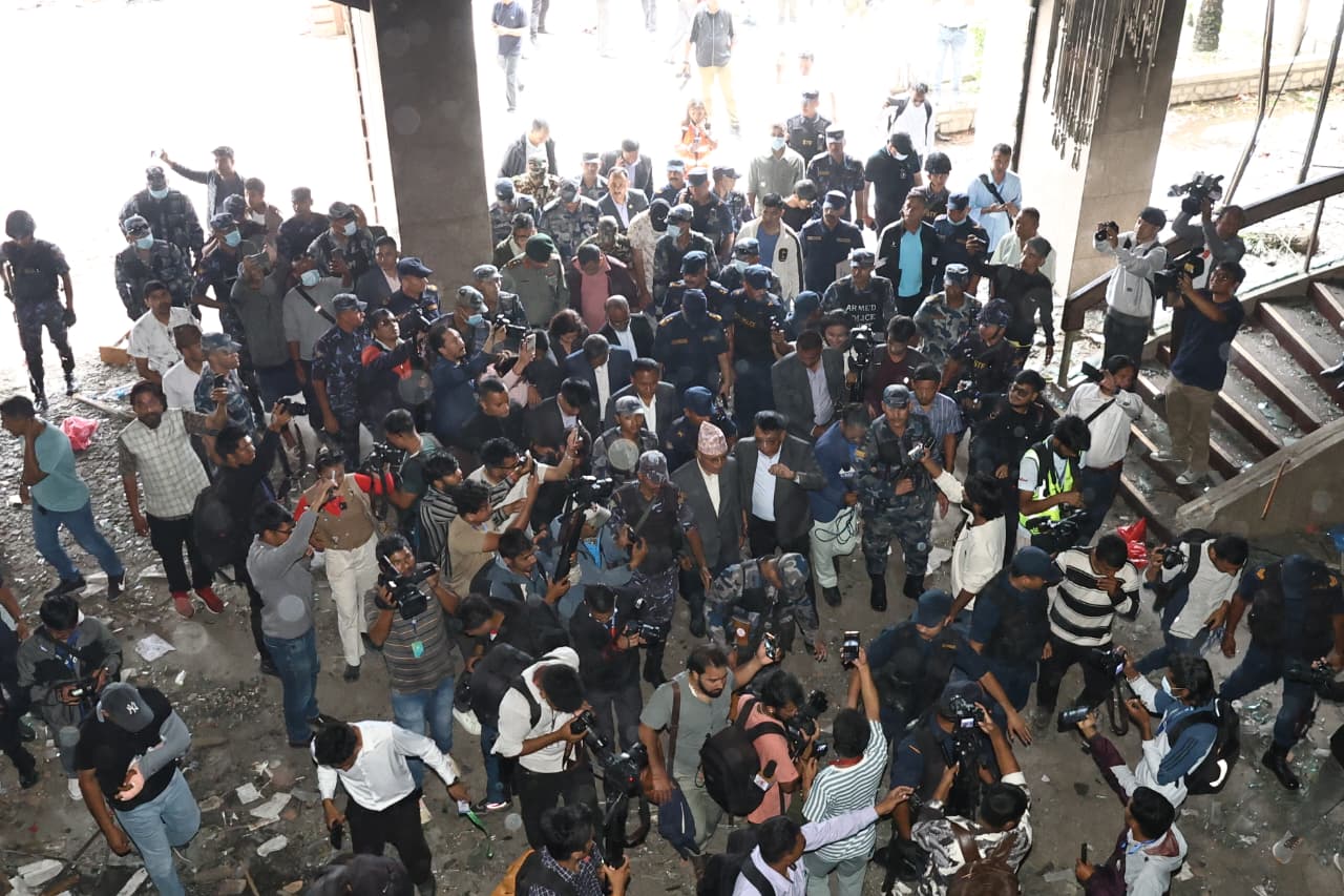जलेको संसद भवनमा मन्त्रीत्रय पुग्दा जे देखियो... (तस्वीरहरू)