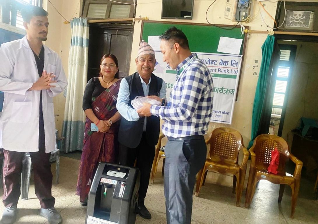 सांग्रिला डेभलपमेन्ट बैंकद्वारा रोल्पाको प्राथमिक स्वास्थ्य केन्द्रलाई अक्सिजन कन्सेन्ट्रेटर हस्तान्तरण