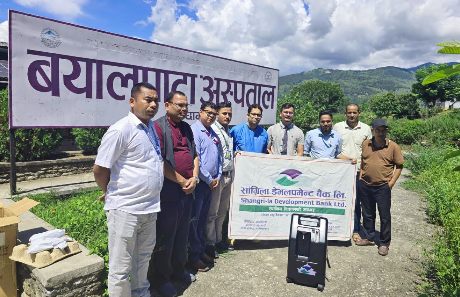 सांग्रिला डेभलपमेन्ट बैंकद्वारा बयालपाटा अस्पताललाई अक्सिजन कन्सन्ट्रेटर हस्तान्तरण