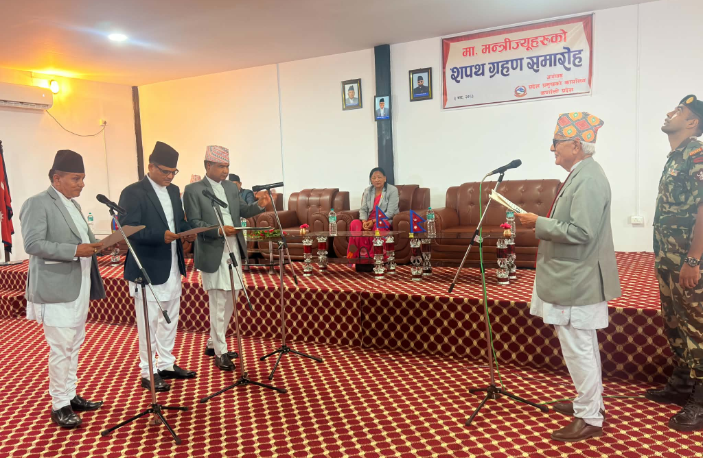 कर्णालीमा तीन सातापछि मन्त्रिपरिषद् विस्तार, एमालेका तीन मन्त्रीले लिए शपथ