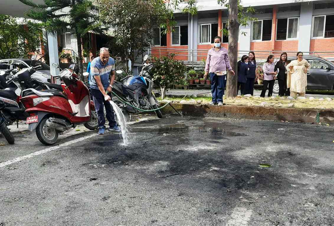 खरानी पखाल्दै छ सिंहदरबार (तस्वीरहरू)