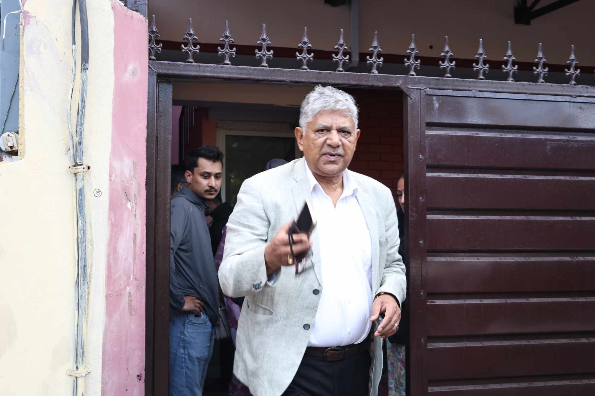 जब एसको कार्यालयबाट निस्किँदै गरेका शम्भु थापाले पत्रकारको क्यामेरामा मुड्की बजारे...