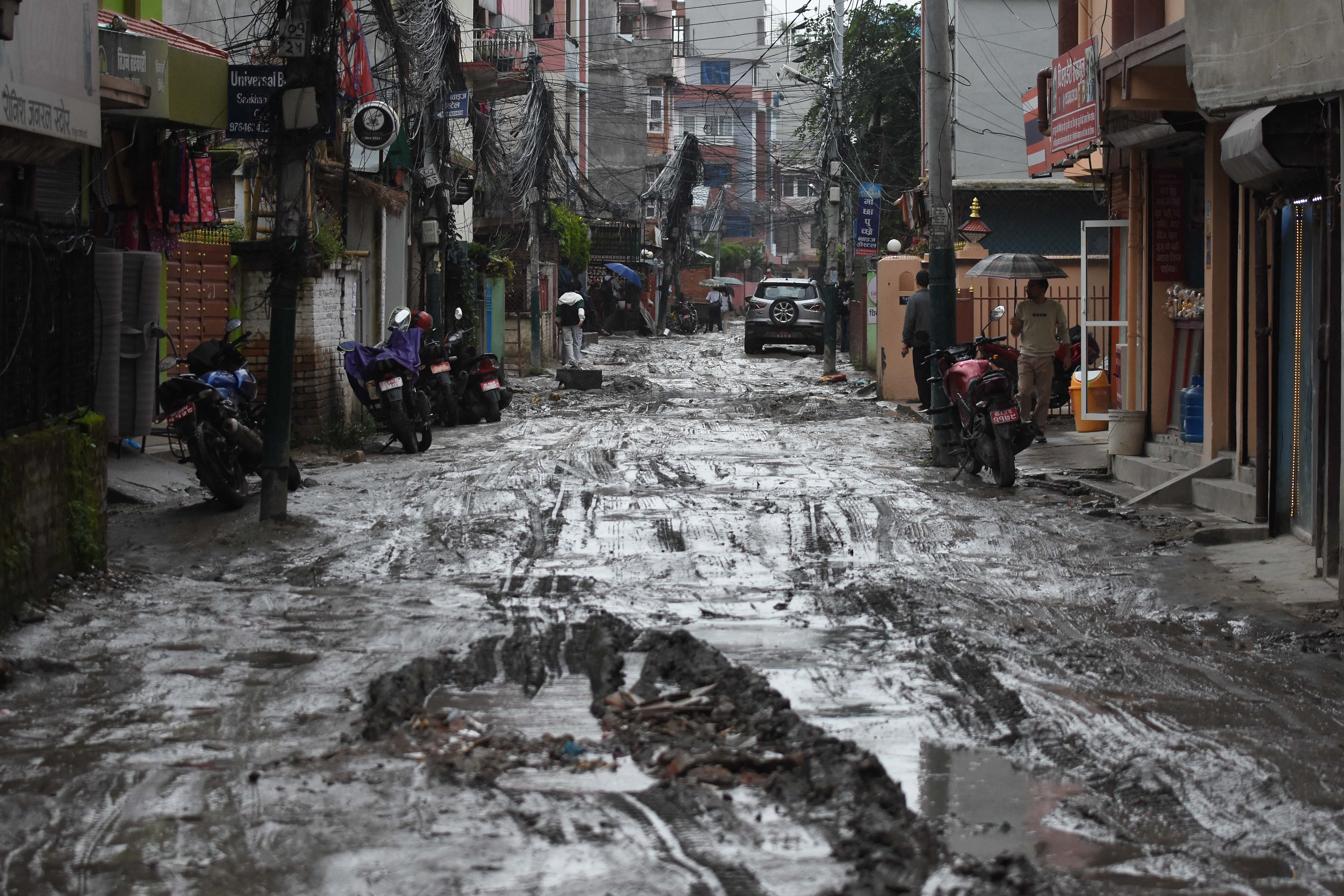 झरीपछि काठमाडौंको भित्री सडक: हिँड्‌ने लाई कष्ट, देख्नेलाई लाज (तस्वीरहरू)
