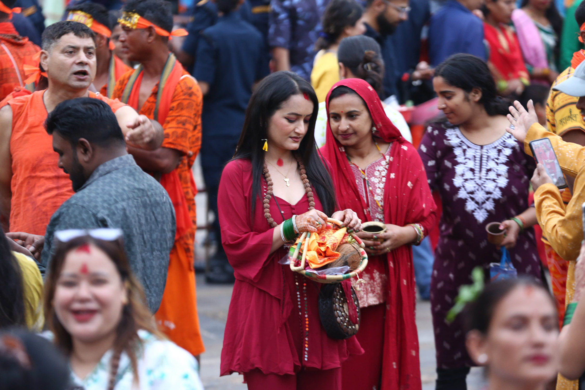 साउनको पहिलो सोमबार: पशुपतिनाथमा व्रतालुकाे घुइँचाे (तस्वीरहरू)