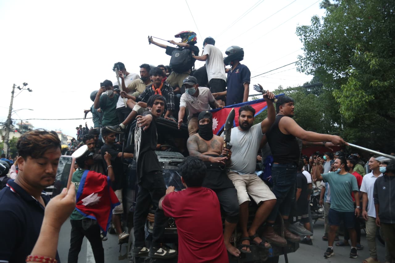 जेन–जी विभाजित, दुई समूहले थाले फरक–फरक गतिविधि