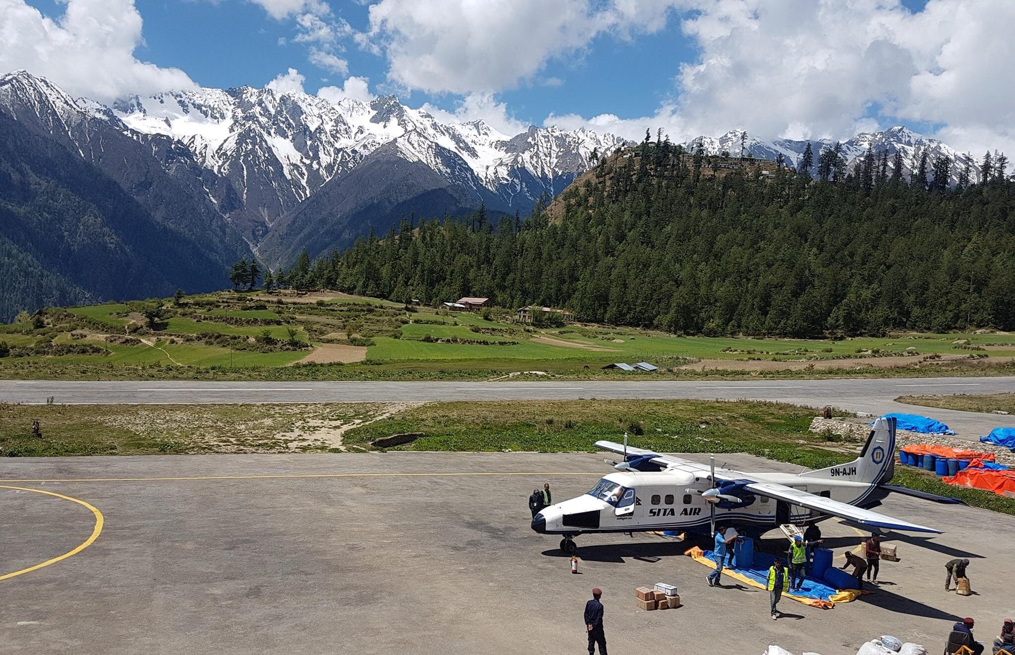 इन्जिन फेल भएपछि पाइलटले प्लेन कर्णाली नदी किनारमा ल्यान्ड गराए, दुवै पाइलटको सकुशल उद्धार [भिडियाे]