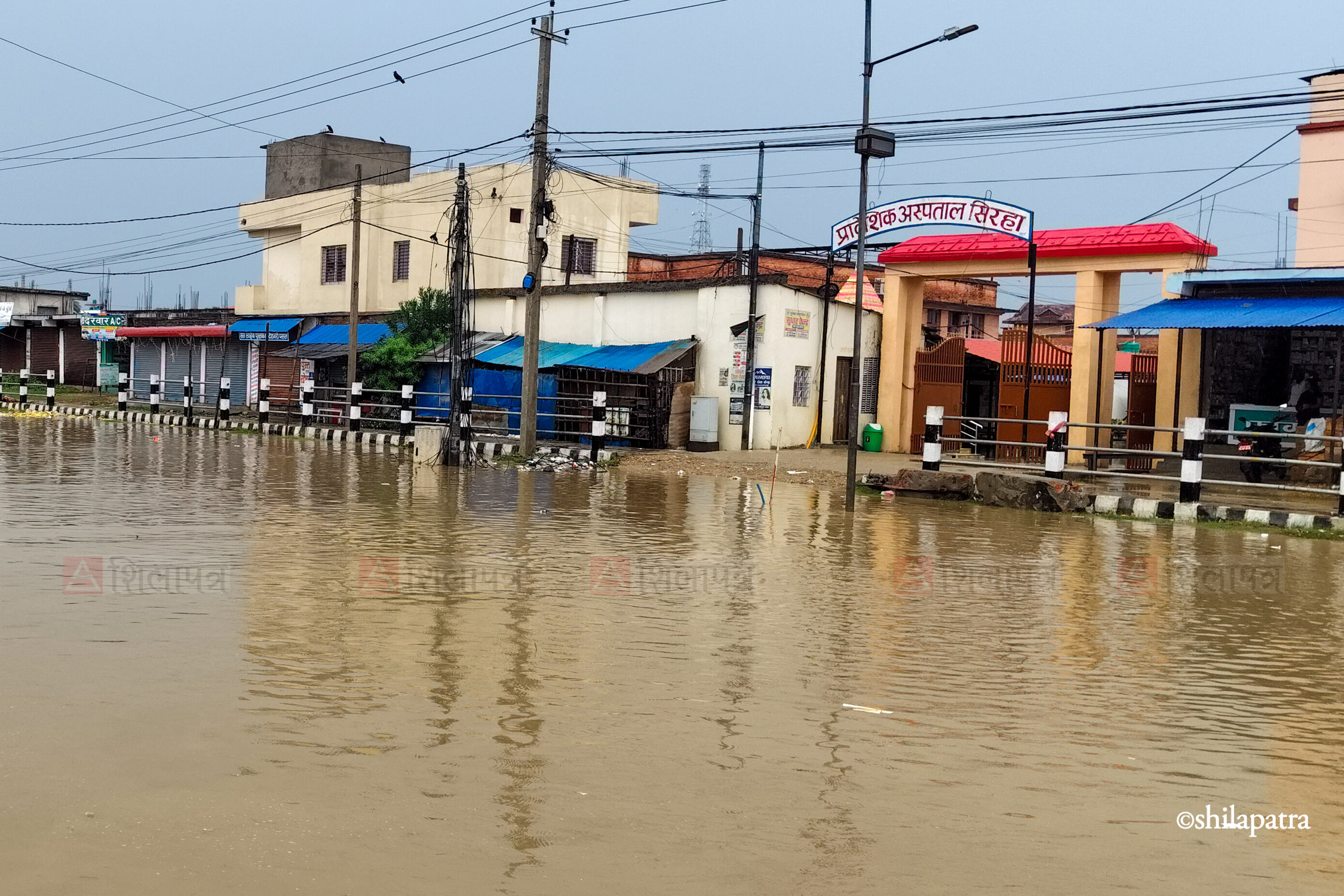 वर्षापछि सिरहा सदरमुकामका सडक जलमग्न (तस्वीरहरू)