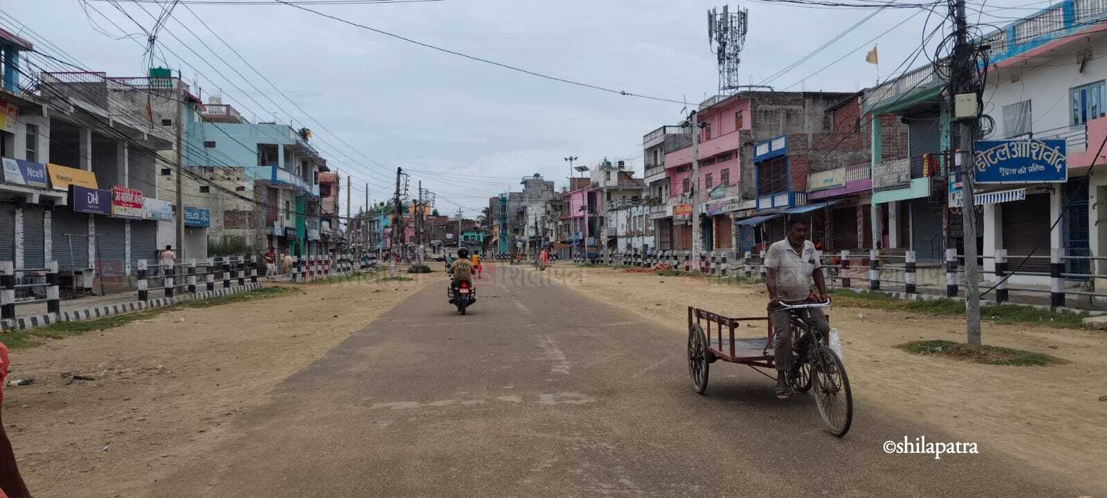 सिरहामा प्रदर्शन चर्कियो, सडकमा टायर बालेर अवरोध