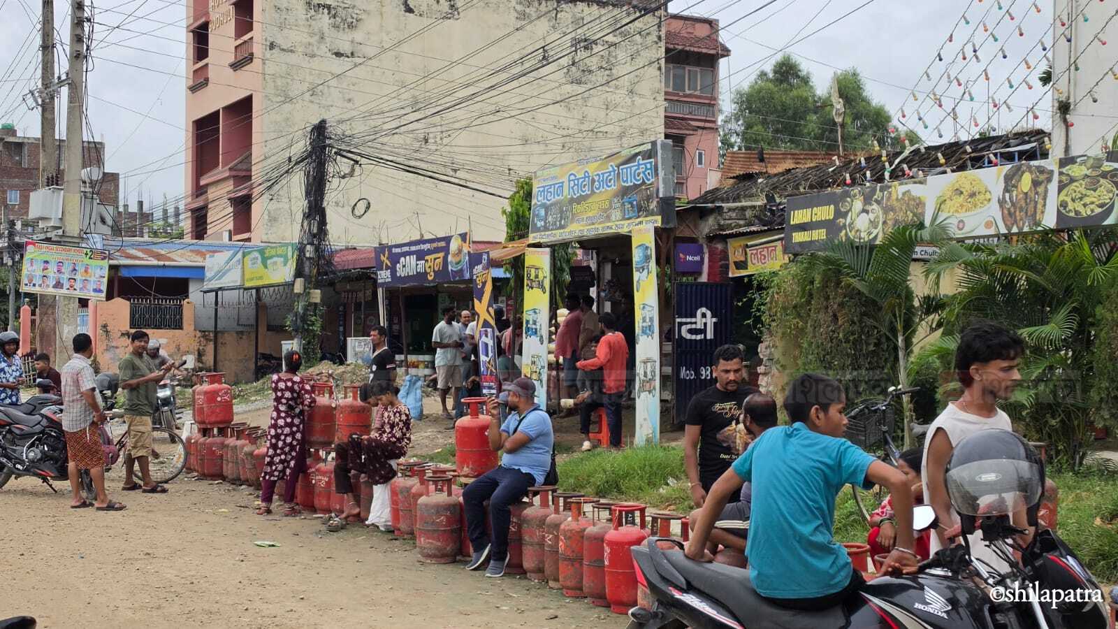 सिरहामा पनि ग्यास अभाव, खाली सिलिन्डर बोकेर घण्टौँ लाइनमा उपभोक्ता (तस्वीरहरू)