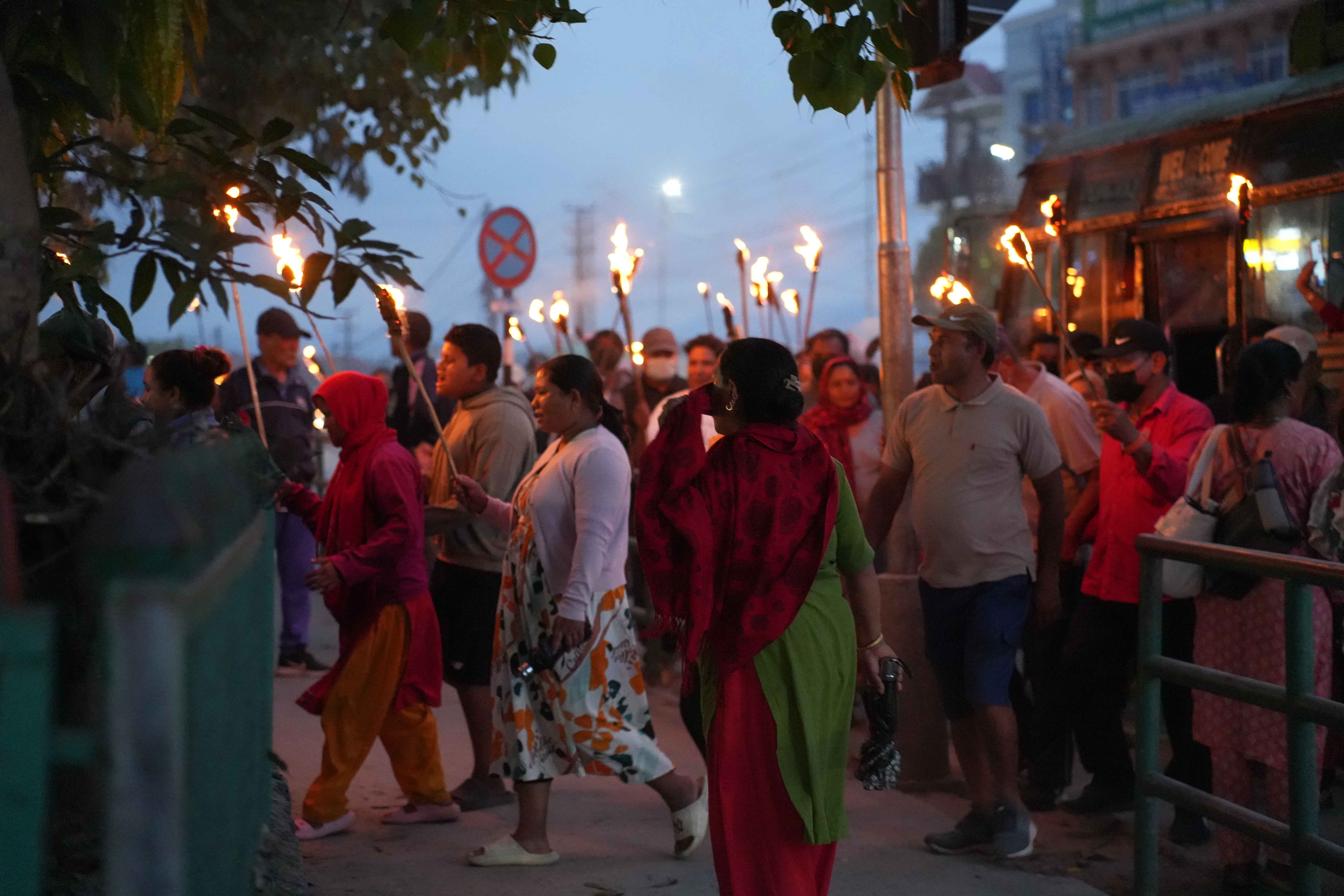 पोखराका सुकुम्बासीहरूले निकाले मसाल जुलुस (तस्वीरहरू)