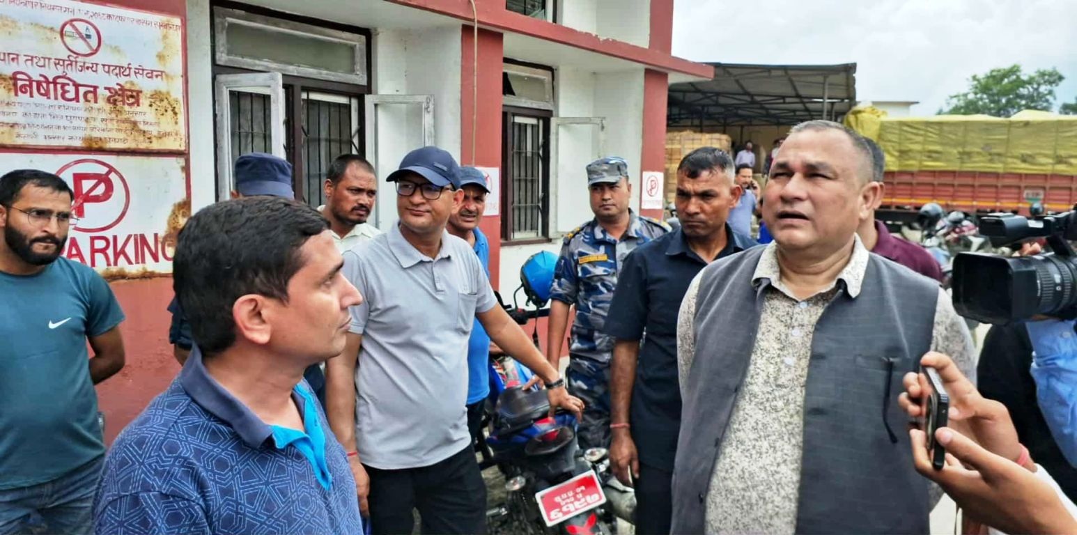 एक सातापछि खण्डहर सरकारी संरचनाको निरीक्षणमा सुदूरपश्चिमका मुख्यमन्त्रीको टोली