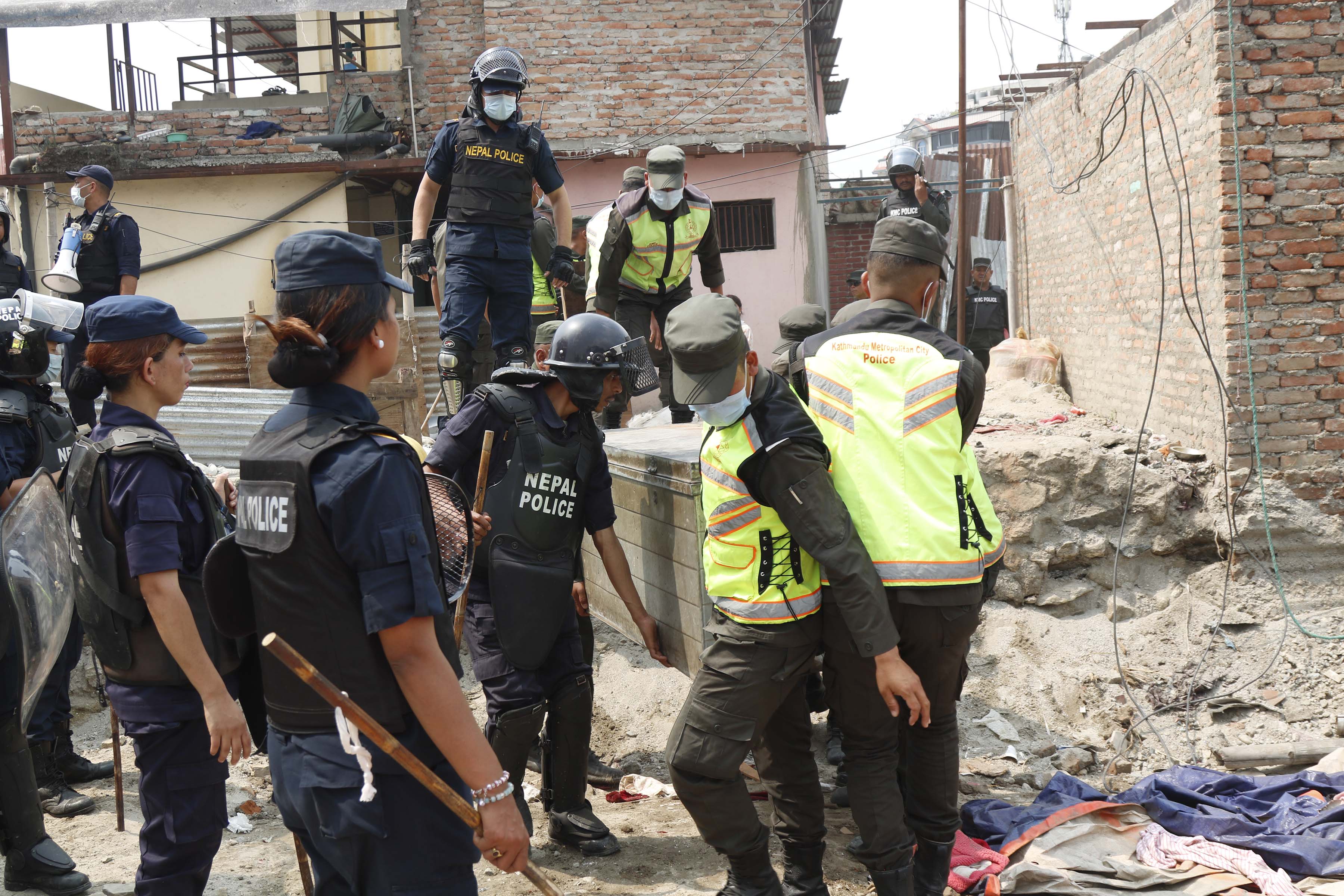 गैरीगाउँको सुकुम्बासी बस्ती खाली गरियो