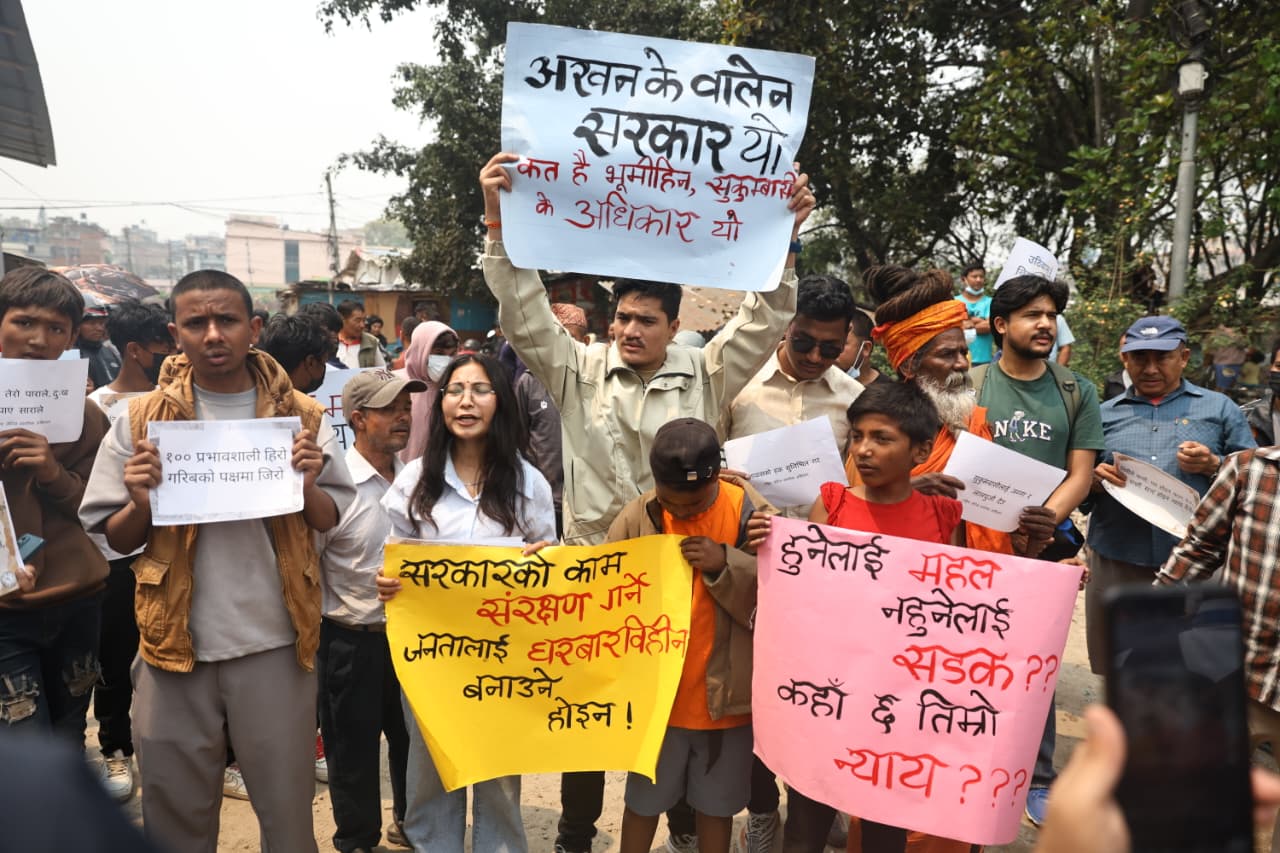 सुकुम्वासी बस्तीमा नाराबाजी– १०० प्रभावशाली हिरो, गरिबको पक्षमा जिरो (तस्वीरहरू)