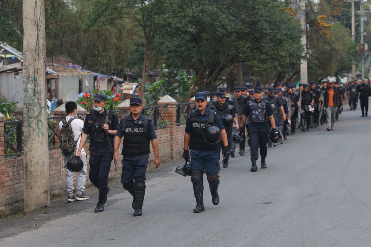 थापाथलीको सुकुम्बासी बस्ती हटाइँदै, बिहानैदेखि ठूलो संख्यामा प्रहरी परिचालन (तस्वीरहरू)