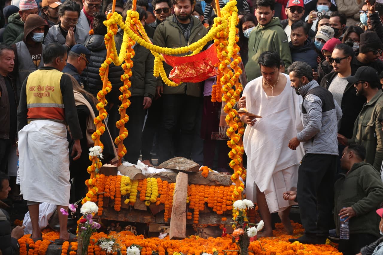अभिनेता सुनील थापाको पशुपति आर्यघाटमा अन्त्येष्टि [तस्वीरहरू]