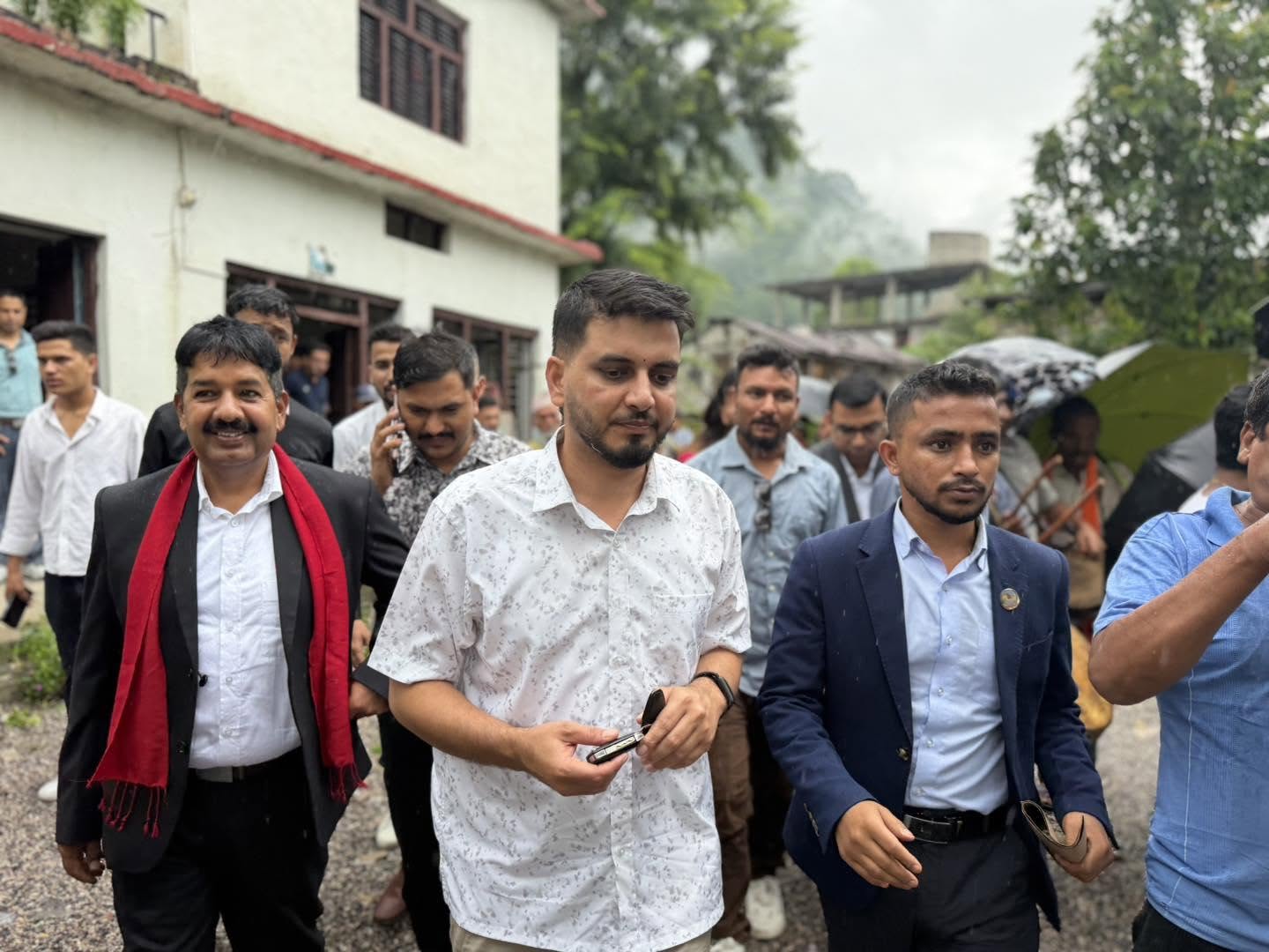सेनाको स्काई ट्रकमार्फत उद्धार गर्नुपर्ने गरी पूर्वाधार विकासमन्त्री लम्साललाई के भएको हो ?