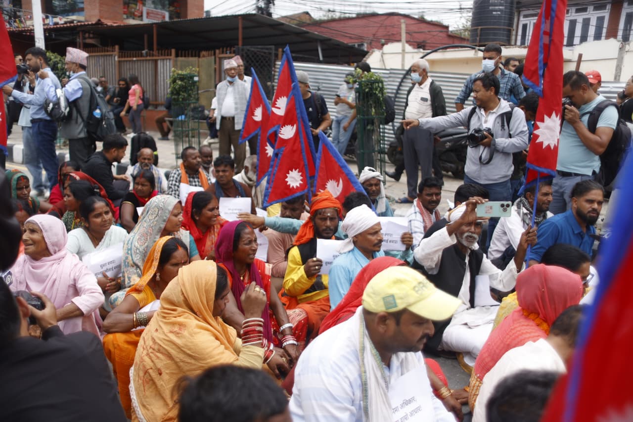 हामी भन्छौँ– यो नेपाल हो, उनीहरू भन्छन्– नागरिकता देखाऊ