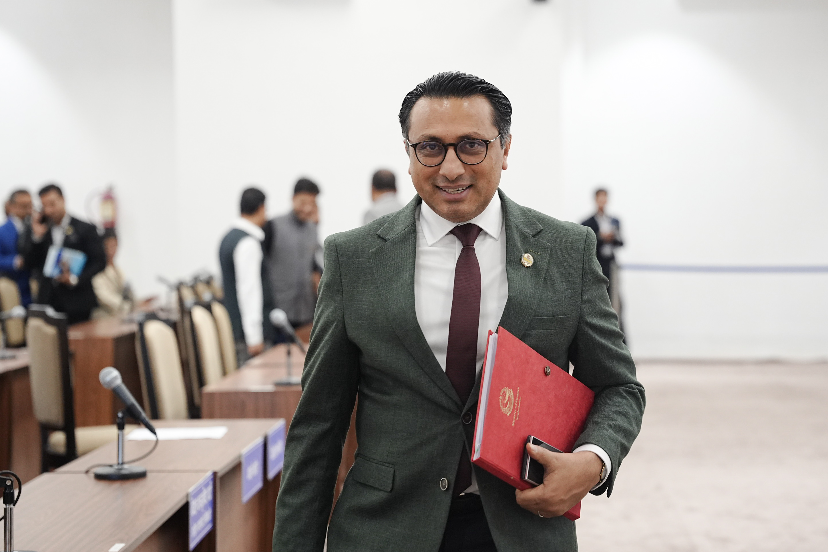 ‘सर्जिकल स्ट्राइक’मा अर्थमन्त्री वाग्ले, दर्जनभन्दा बढी ऐन खारेजीको प्रक्रियामा
