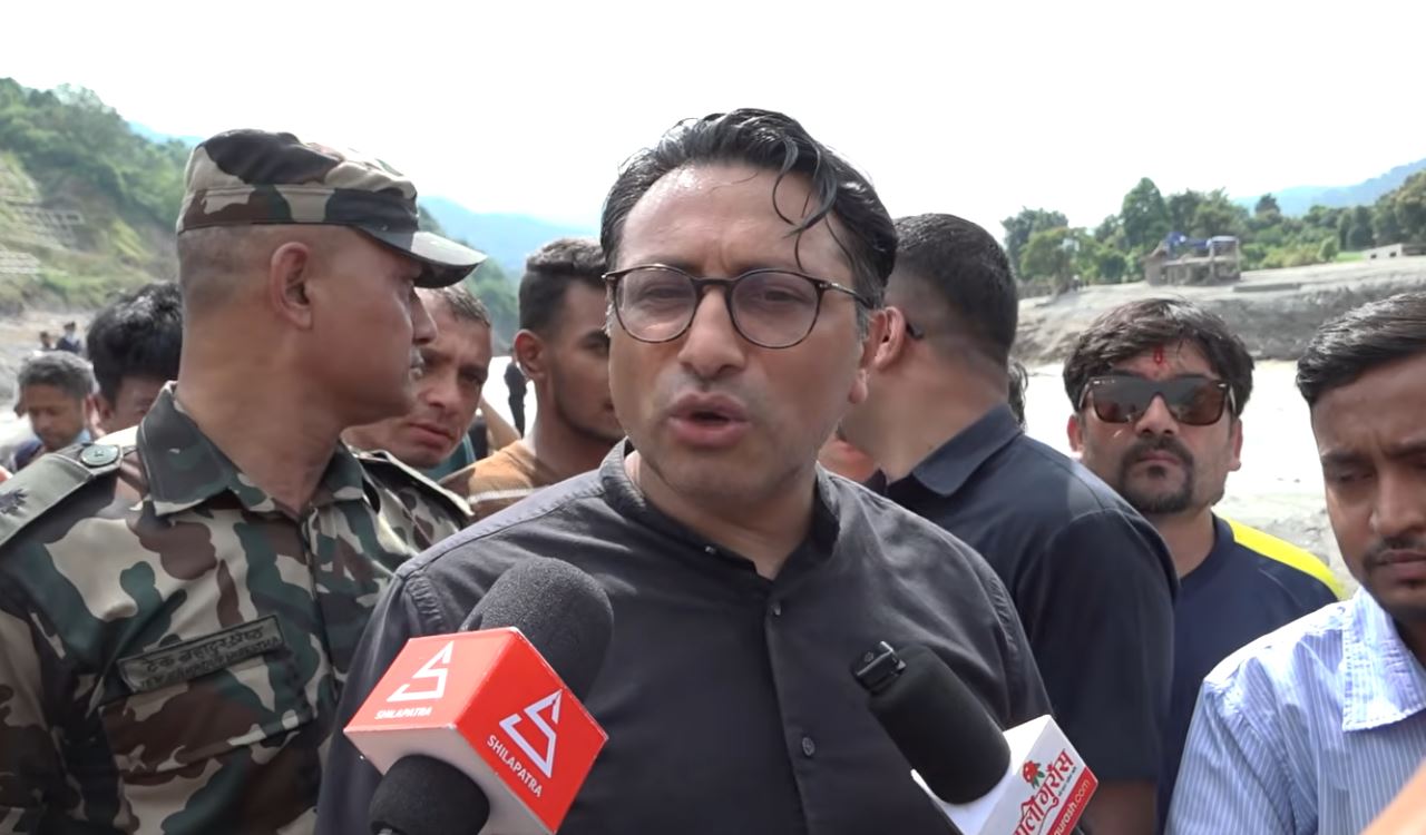 देवीघाटमा असिनपसिन भेटिएका अर्थमन्त्री वाग्ले