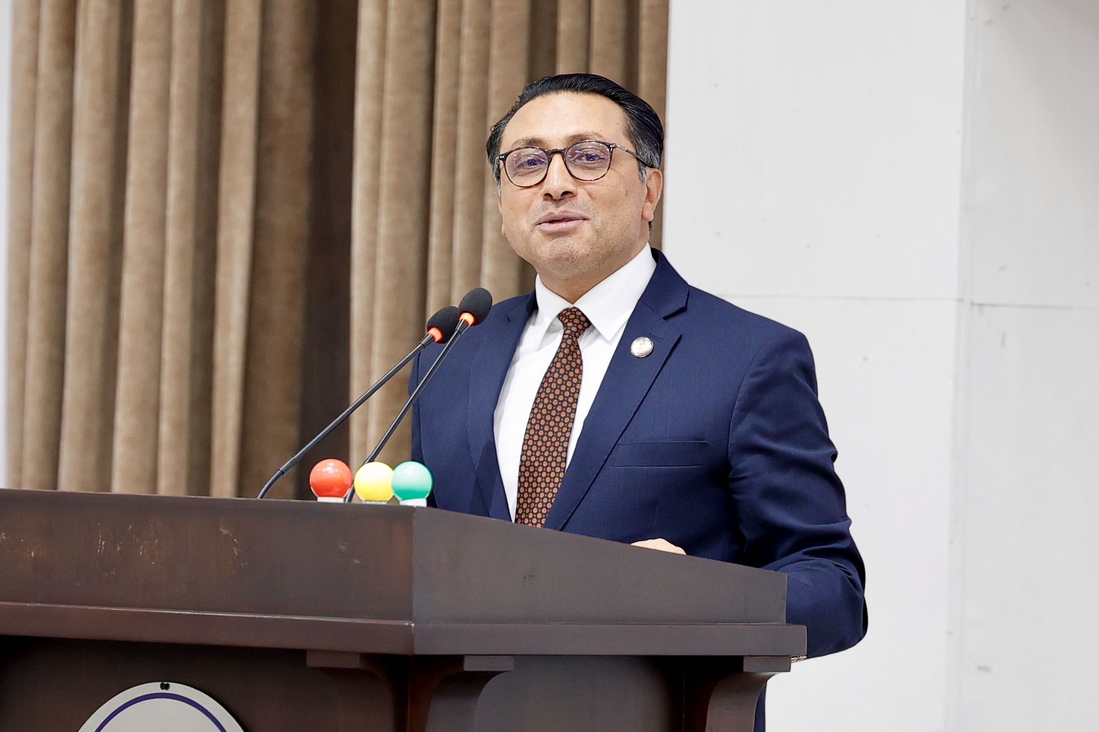 बजारले सबै समाधान गर्छ भन्ने अतिवादी सोचबाट हामी टाढा छौँ : अर्थमन्त्री वाग्ले